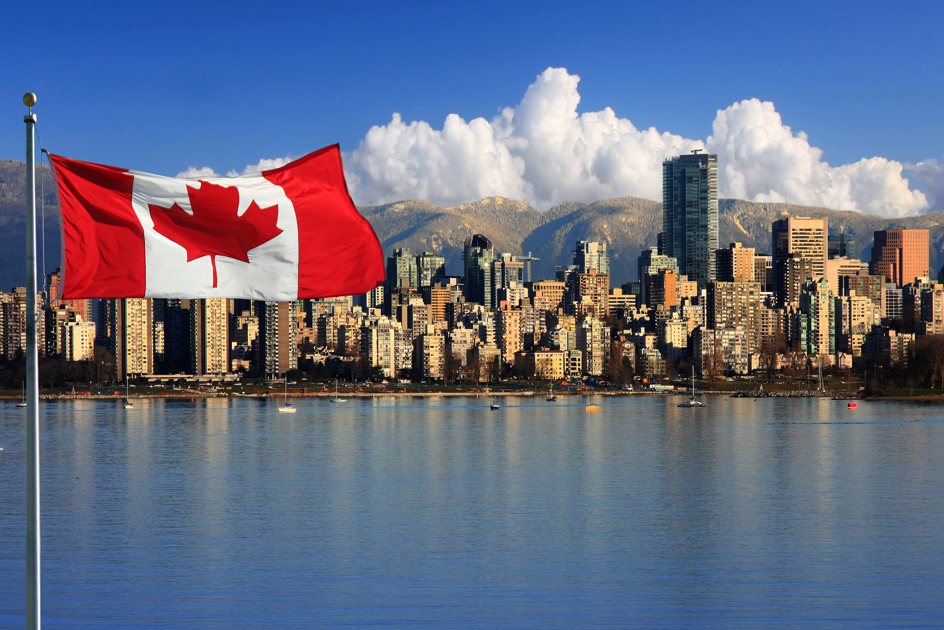 Canadese vlag voor Vancouver skyline