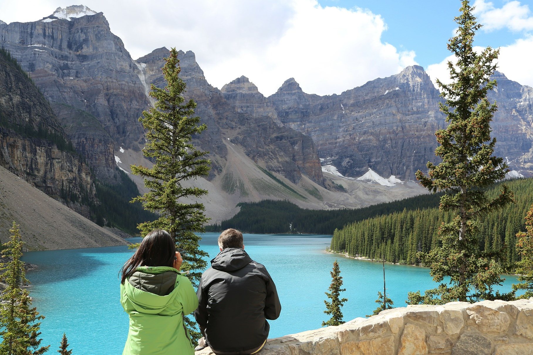 Stel geniet van uitzicht op Lake Moraine in Banff National Park