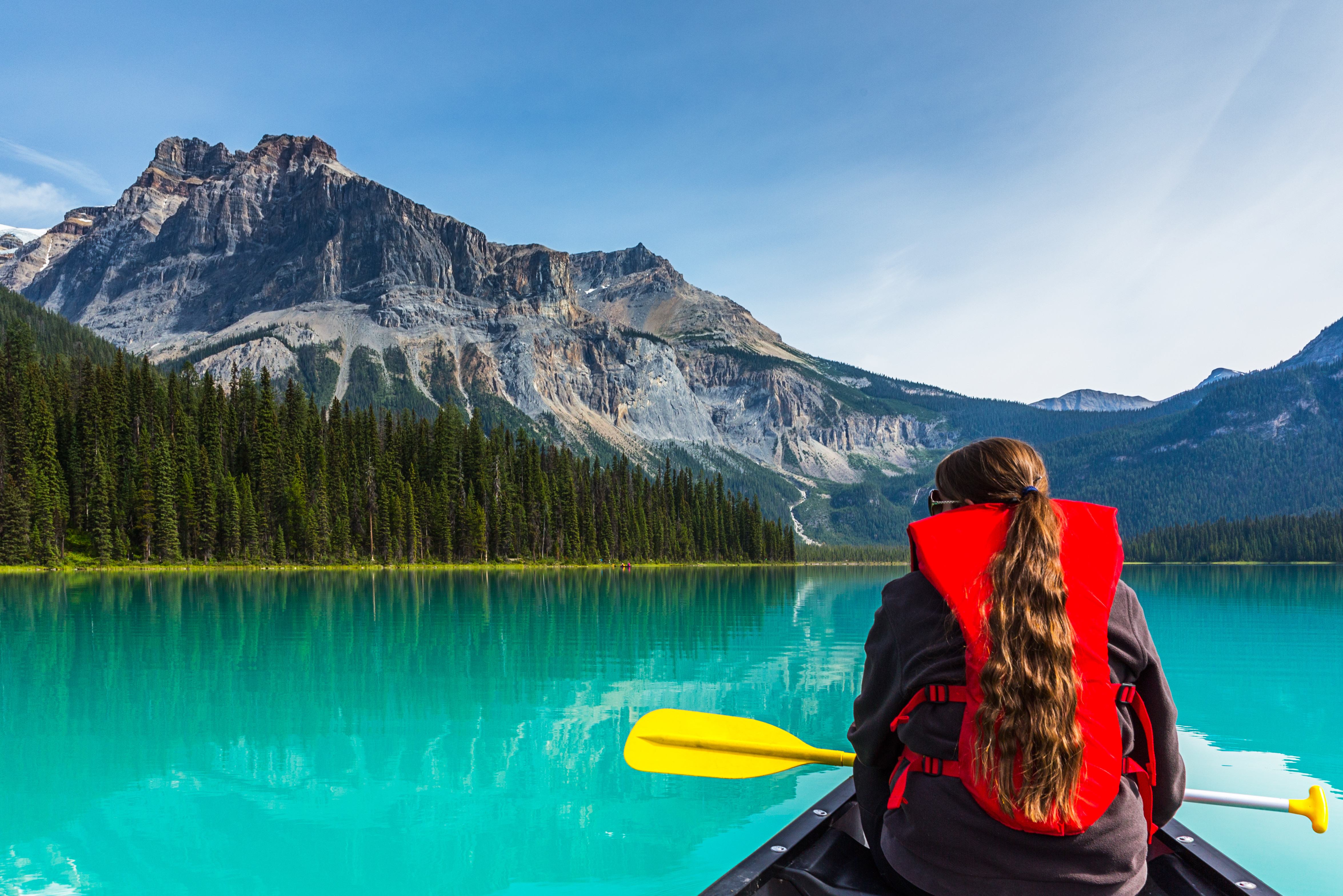 Kanoën op Emerald Lake in Yoho National Park