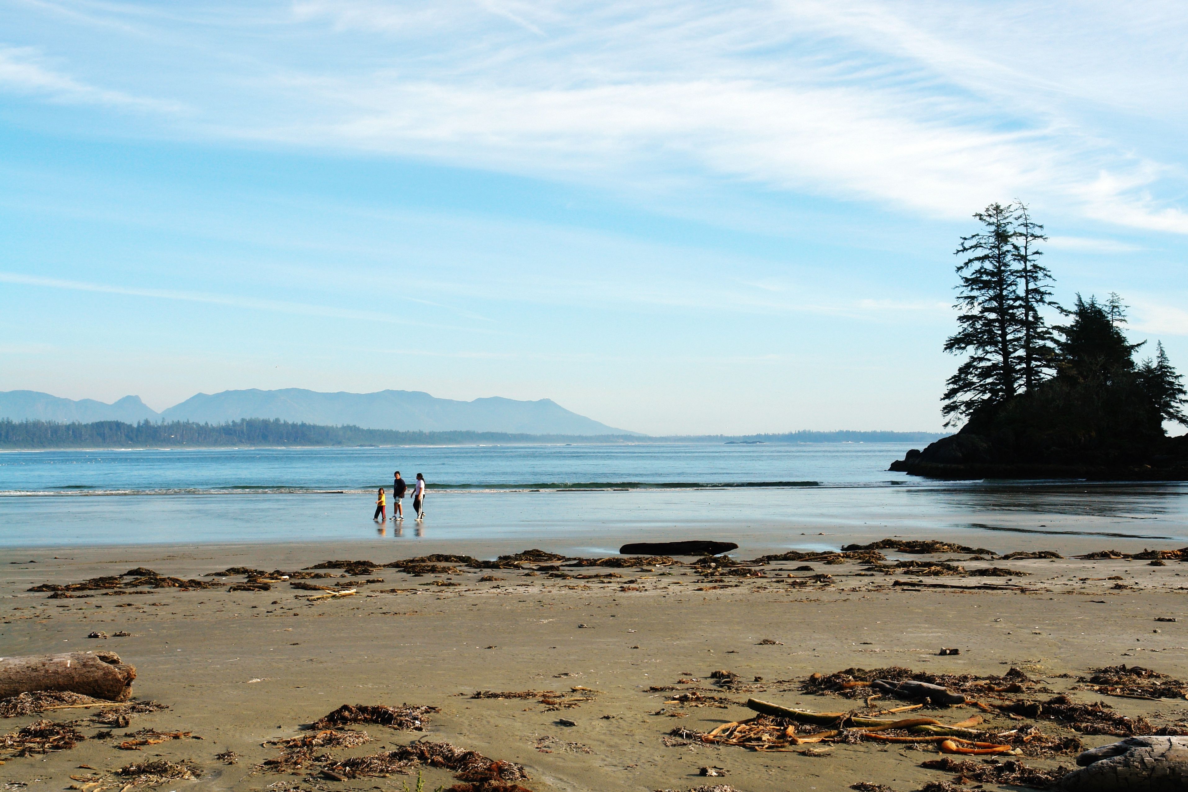 strandwandeling bij Tofino op Vancouver Island