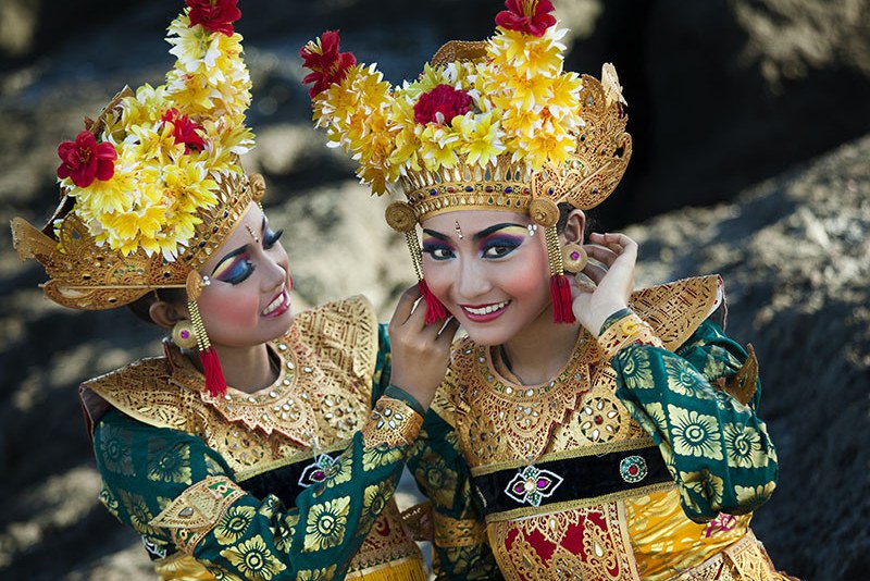 Balinese danseressen in traditionele kleding