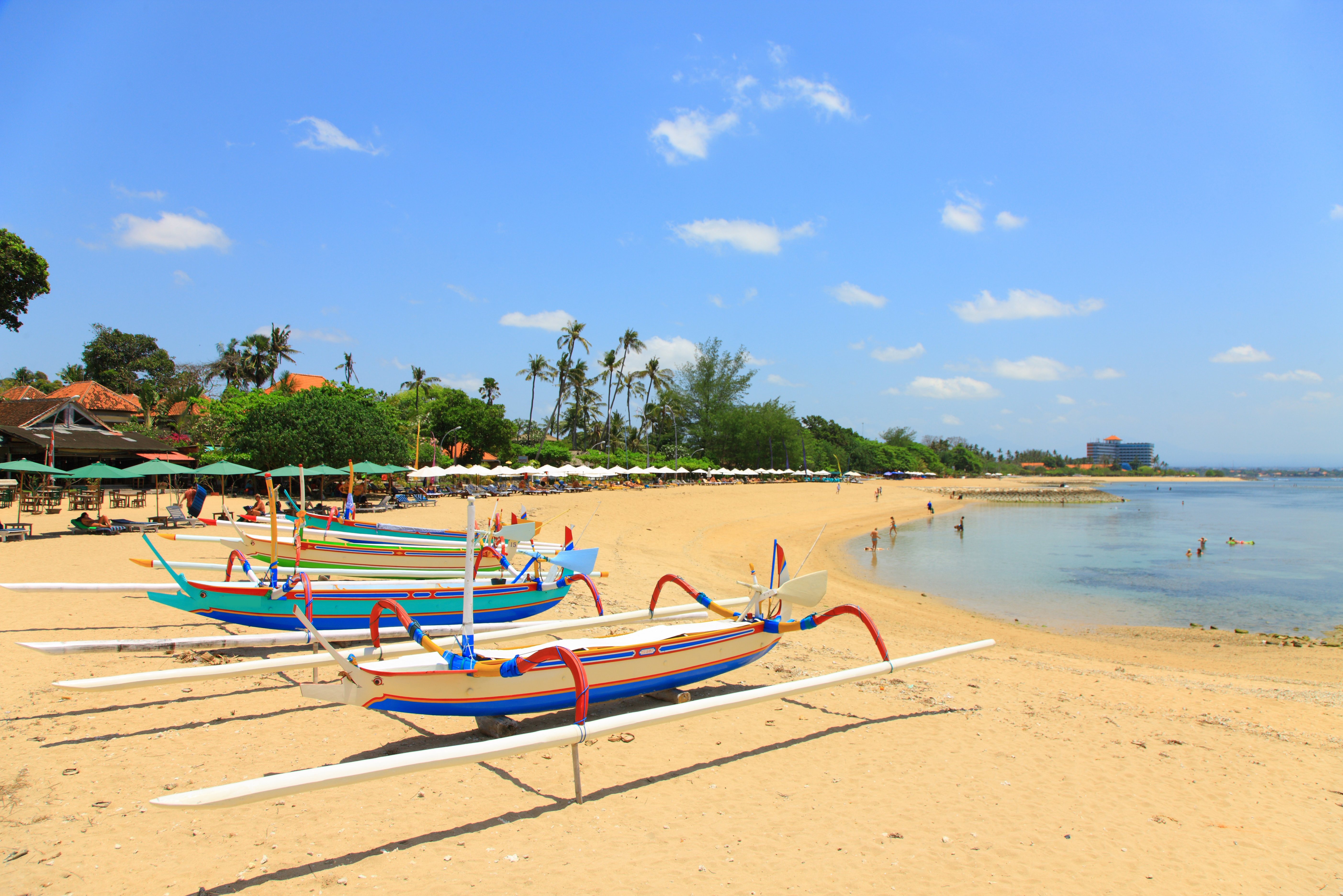 Traditionele vissersboten aan het strand van Sanur