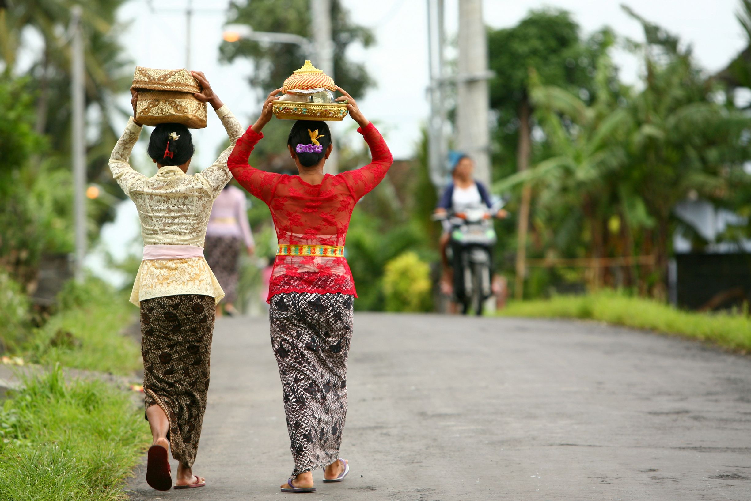 Dames in sarong op weg naar de tempel op Bali