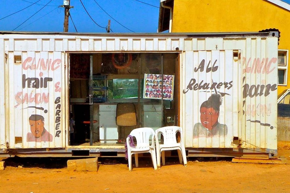 Kapper in township Khayelitsa vlakbij Kaapstad