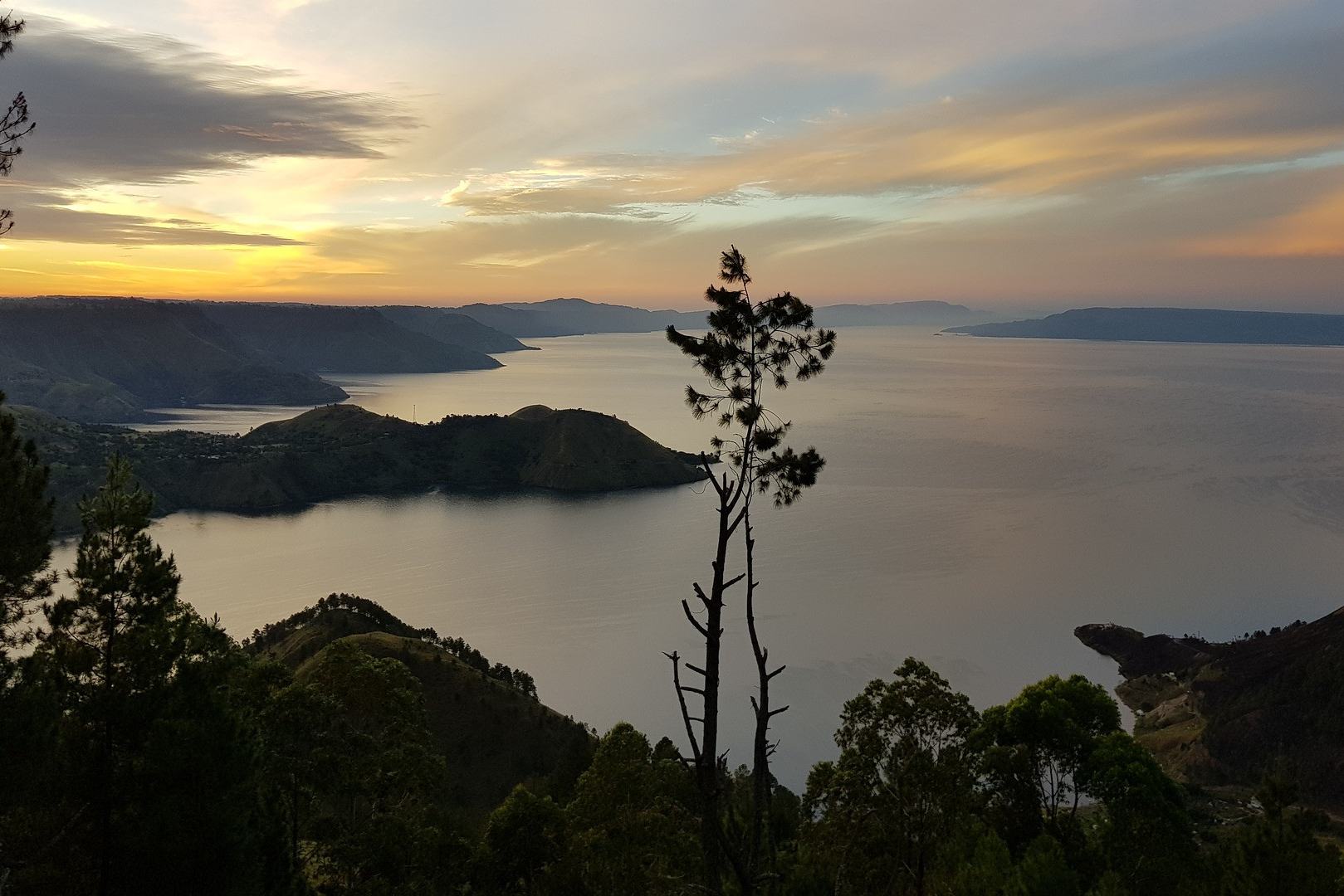 Uitzicht op het Toba meer op Sumatra
