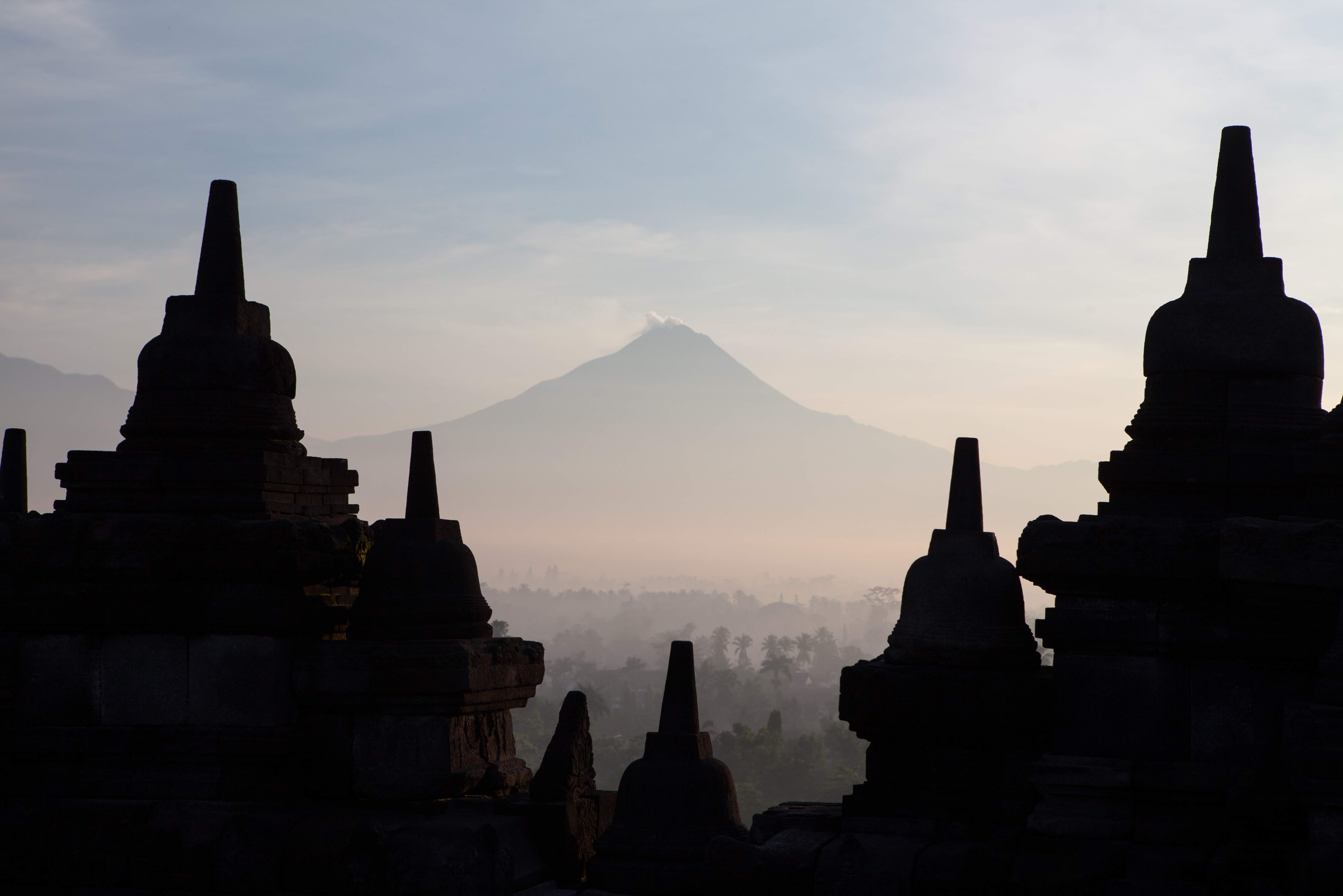 Borobudur tempel met Merapi vulkaan op de achtergrond