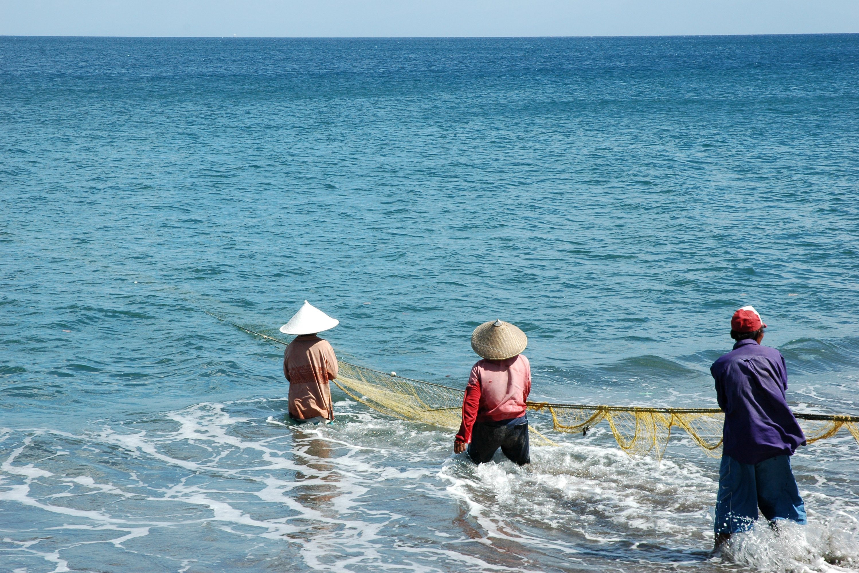 lokale vissers halen de netten binnen op Lombok