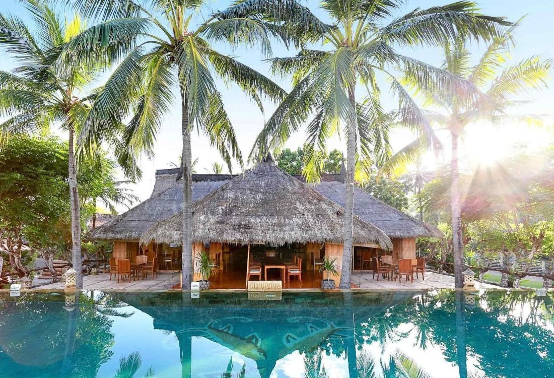 Zwembad van Novotel resort Sasak in Indonesie Lombok Kuta