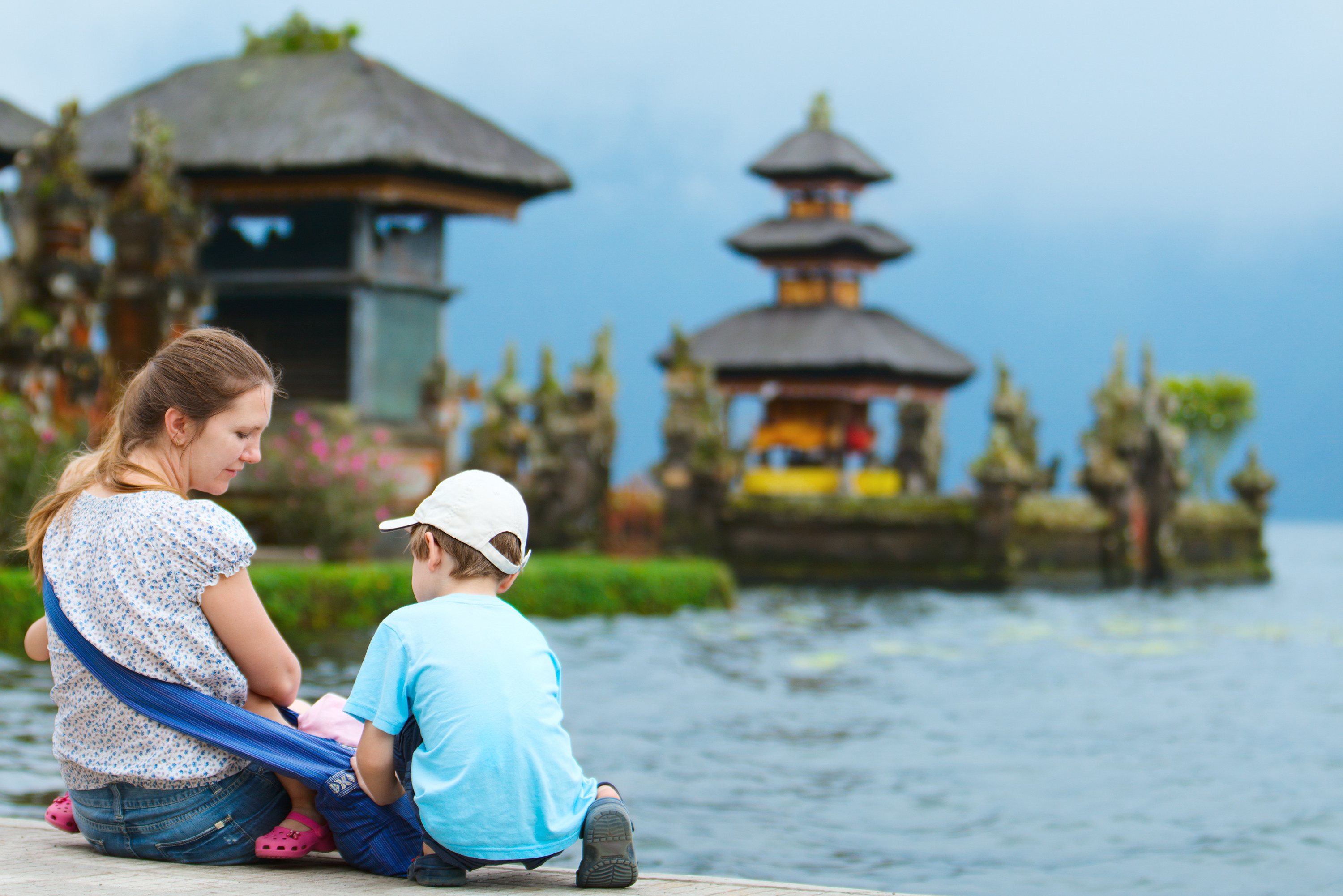 Vrouw met kinderen bij de Ulun Danu Tempel op Bali