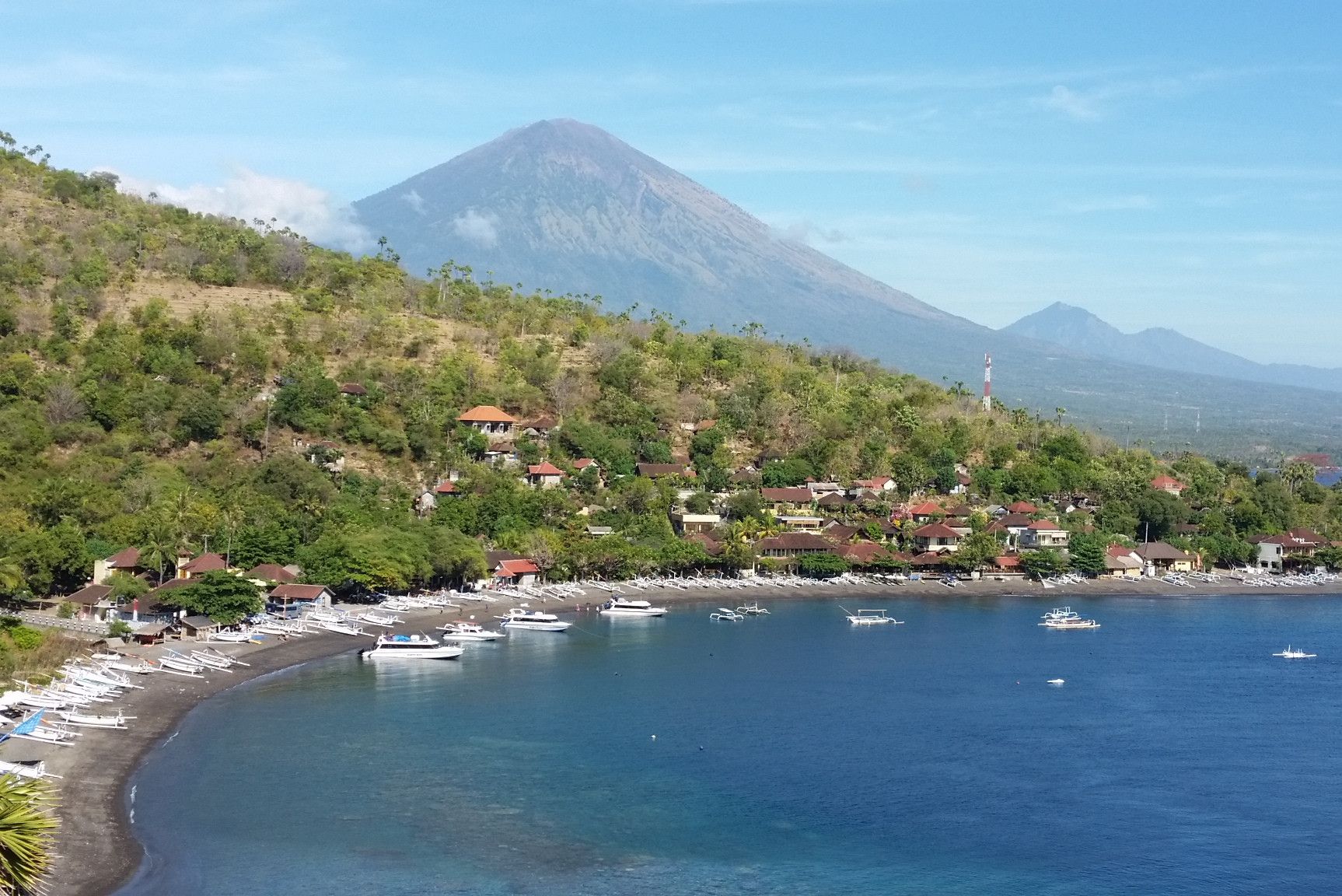 Uitzicht op Amed Baai met Agung vulkaan op de achtergrond