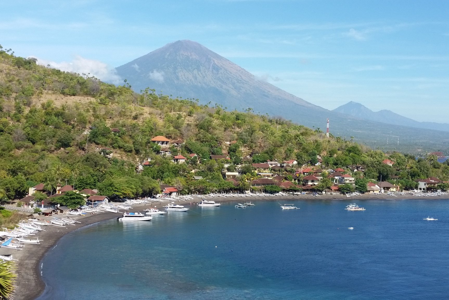 Amed baai met Mount Agung op de achtergrond