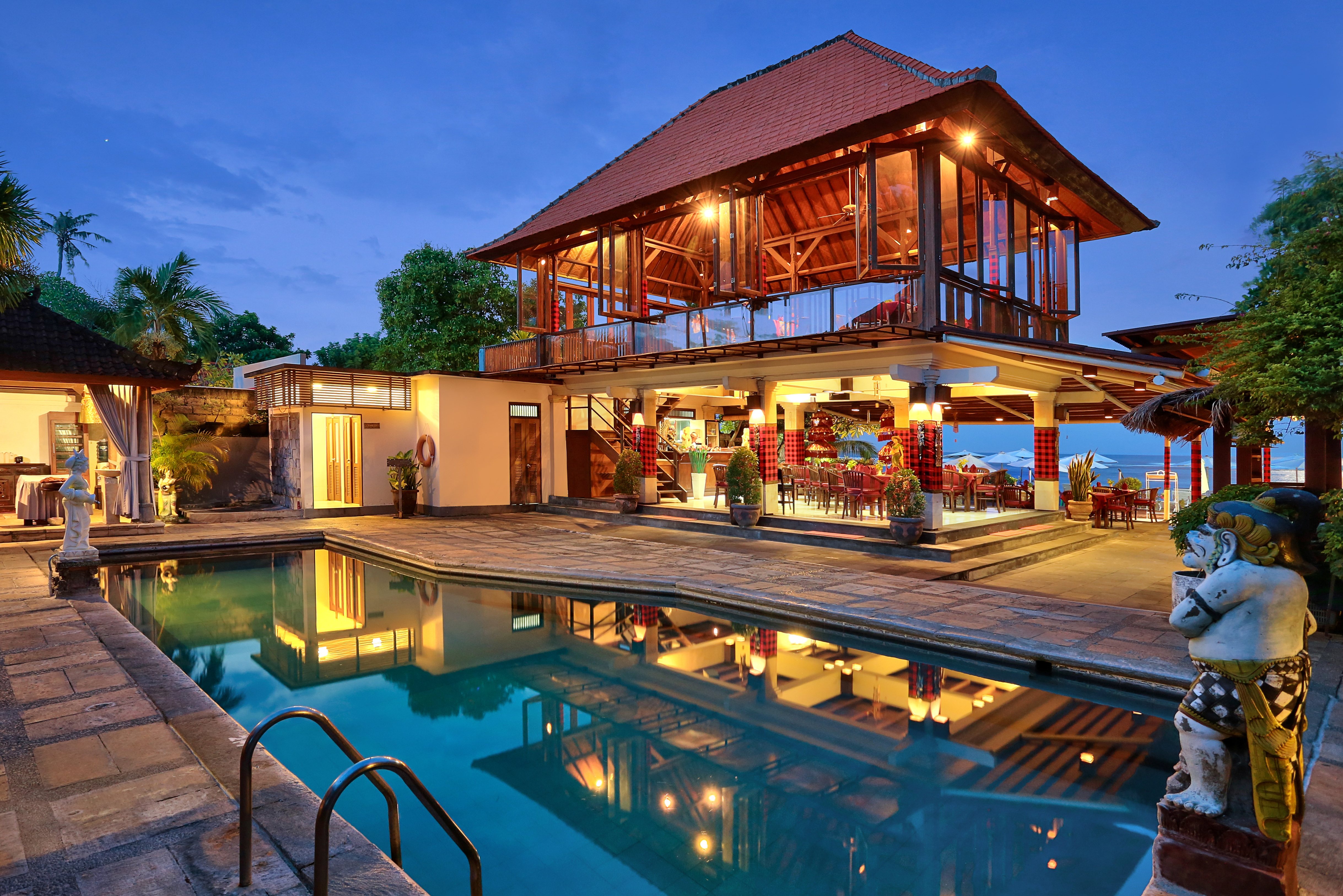 zwembad bij avond in respati hotel in bali sanur