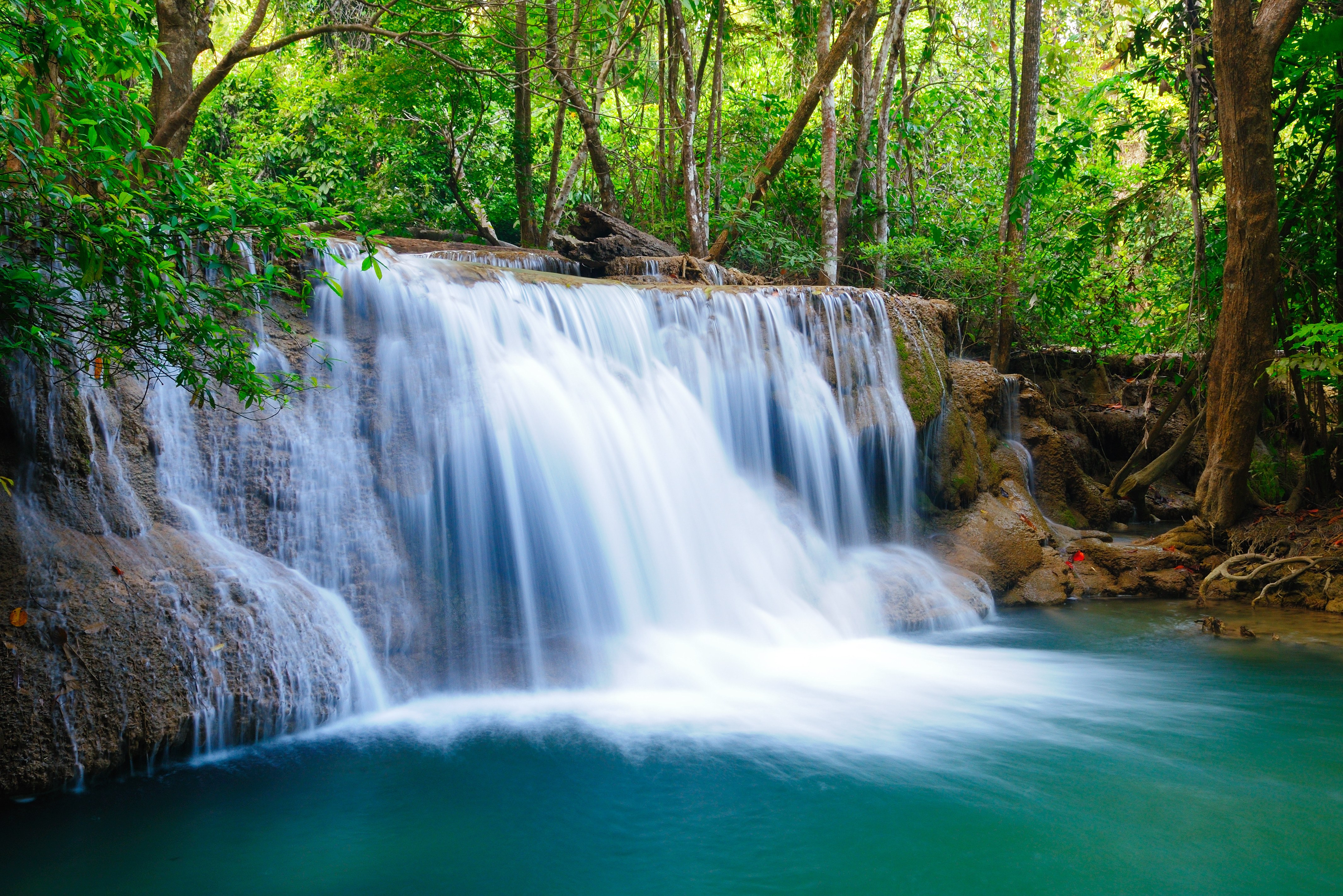 De Erawan watervallen in Kanchanaburi, Thailand