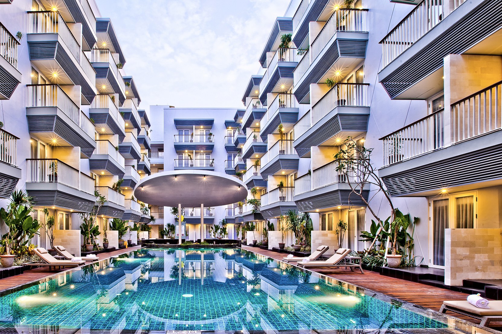 zwembad van eden hotel op Bali Kuta