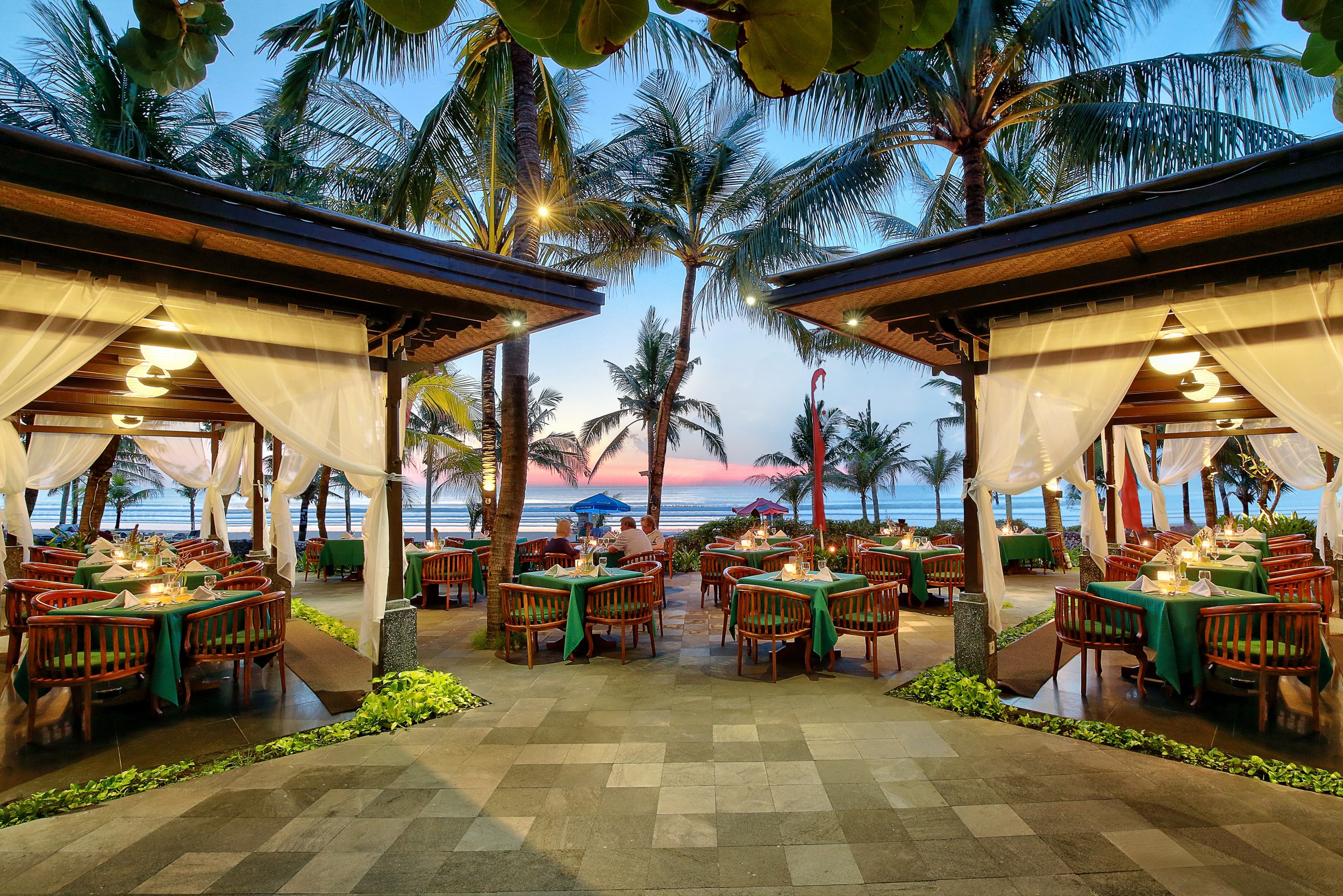 restaurant uitzicht van legian beach hotel op bali