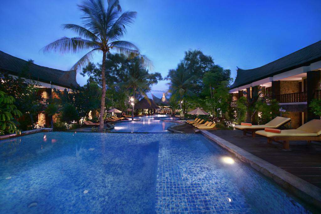 zwembad van aston sunset beach resort op lombok gili eilanden