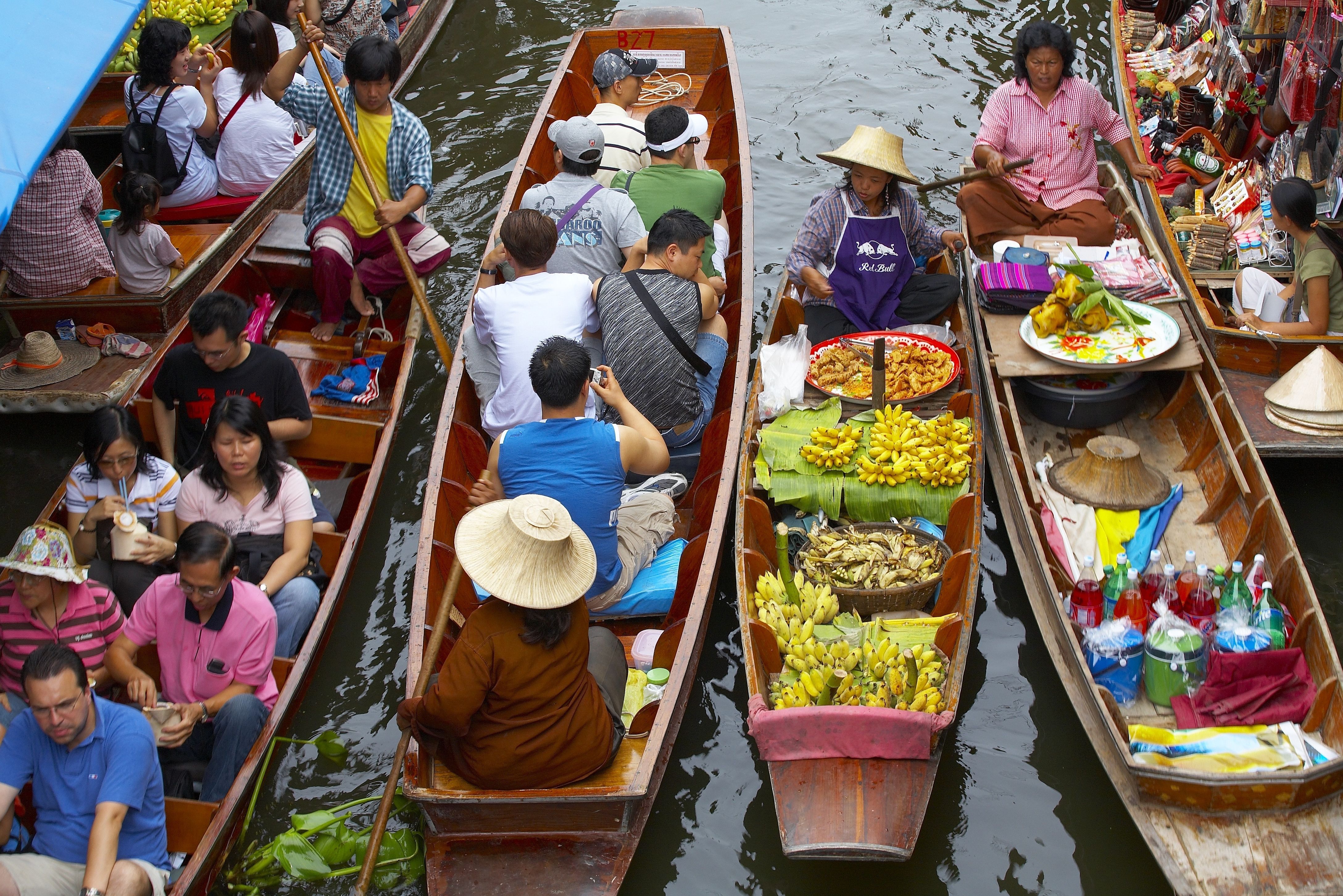 Damnoen Saduak drijvende markt in Thailand