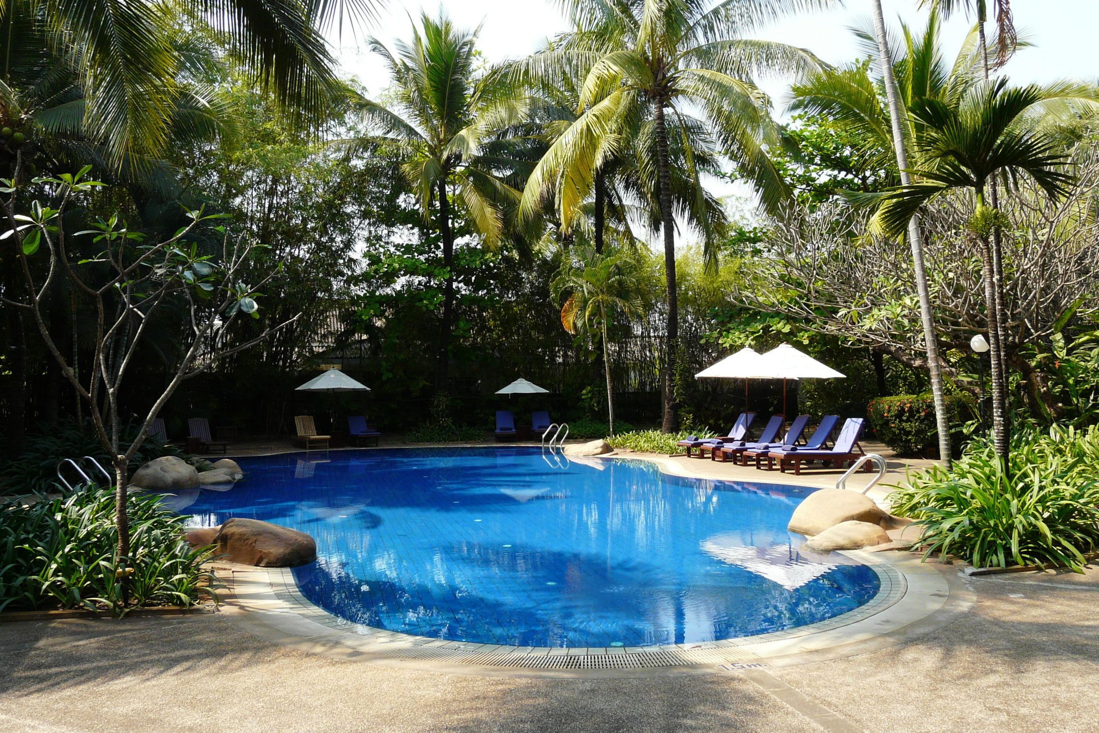 zwembad van hotel settha palace in laos