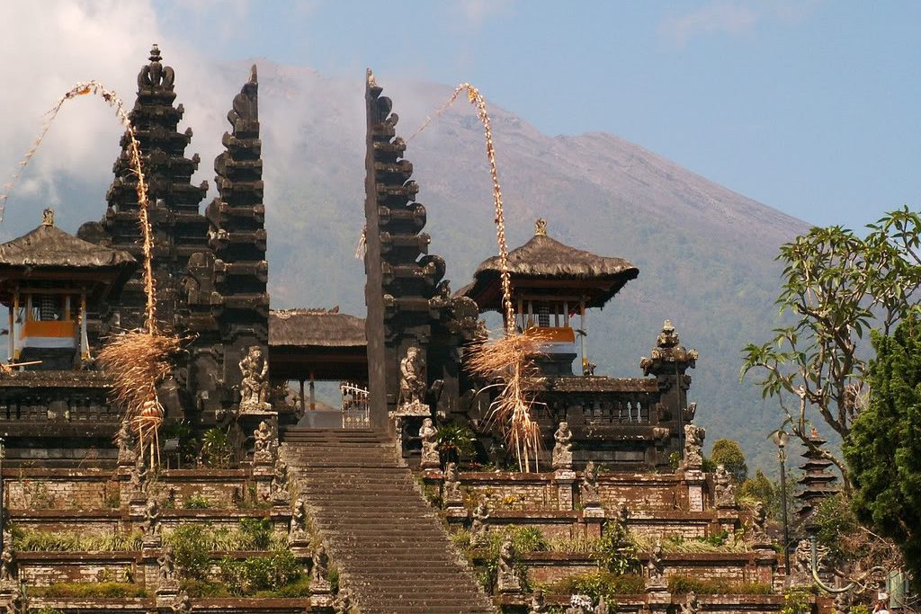 Besakih tempel met Agung vulkaan op de achtergrond op Bali