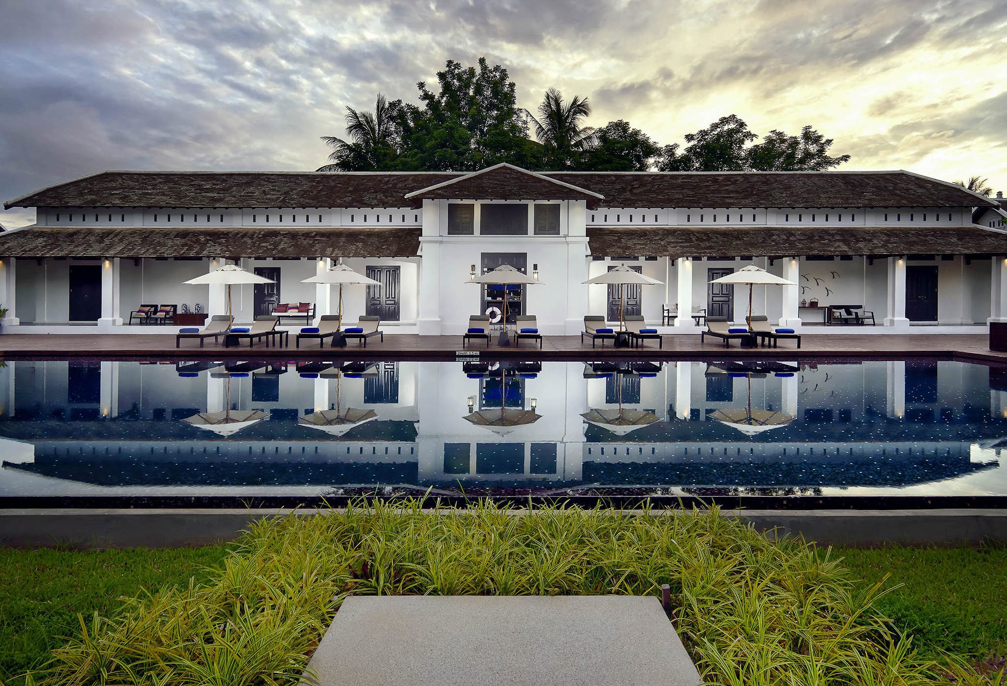 zwembad van sofitel luang prabang in laos