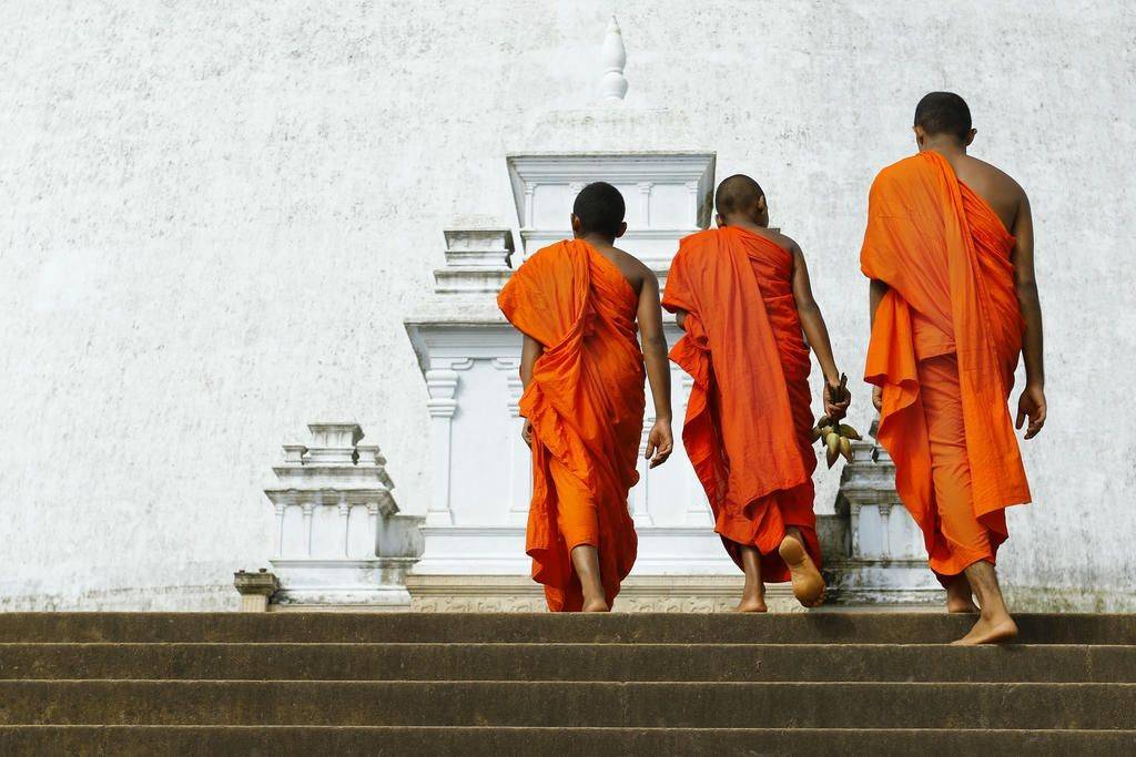 Monniken in Anuradhapura Sri Lanka