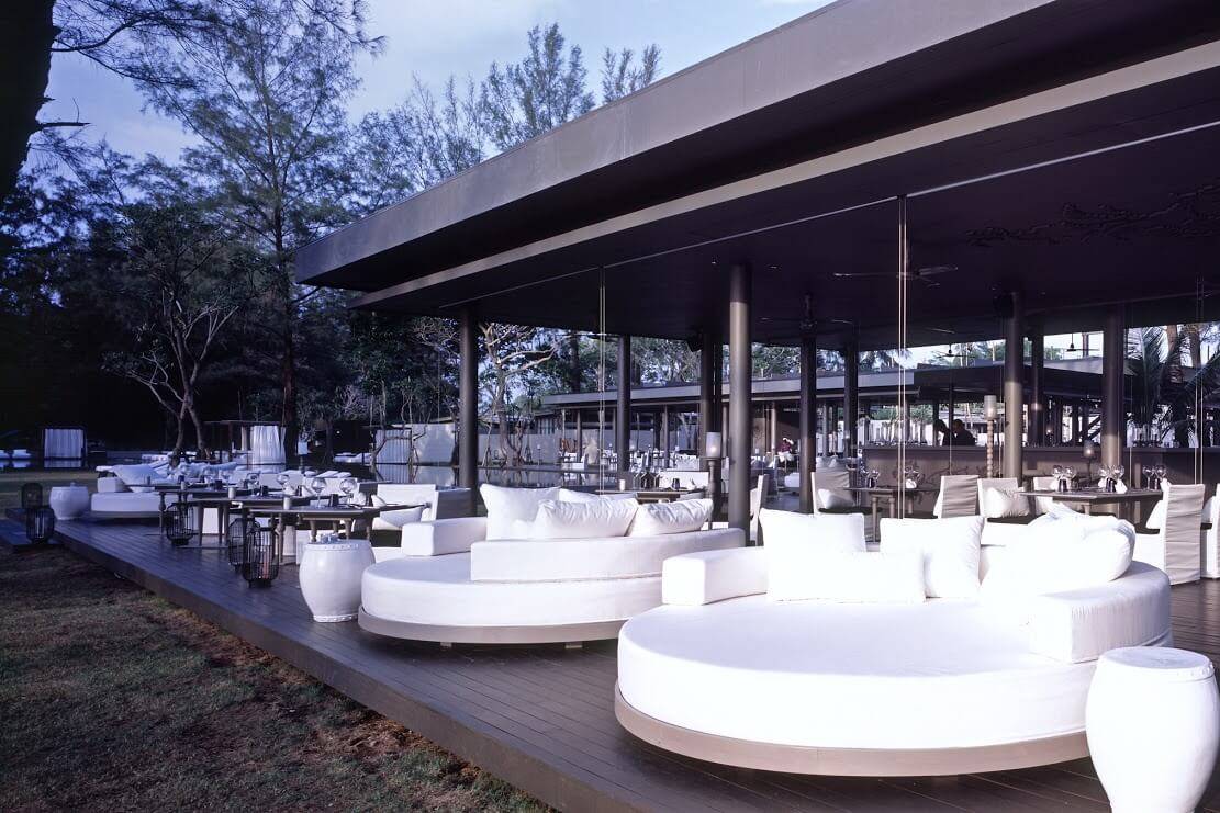 De Beachfront Bar in Sala Phuket, Thailand