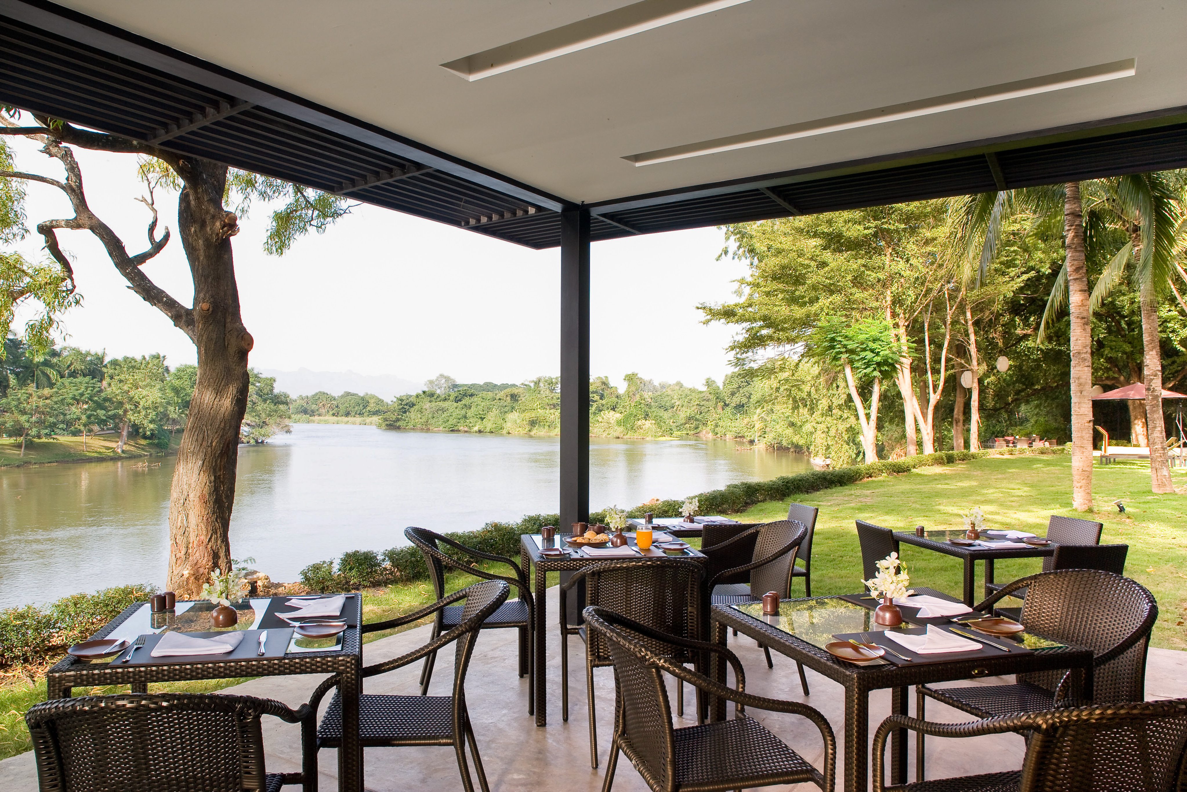 Uitzicht vanuit het U Inchantree restaurant in Kanchanaburi, Thailand