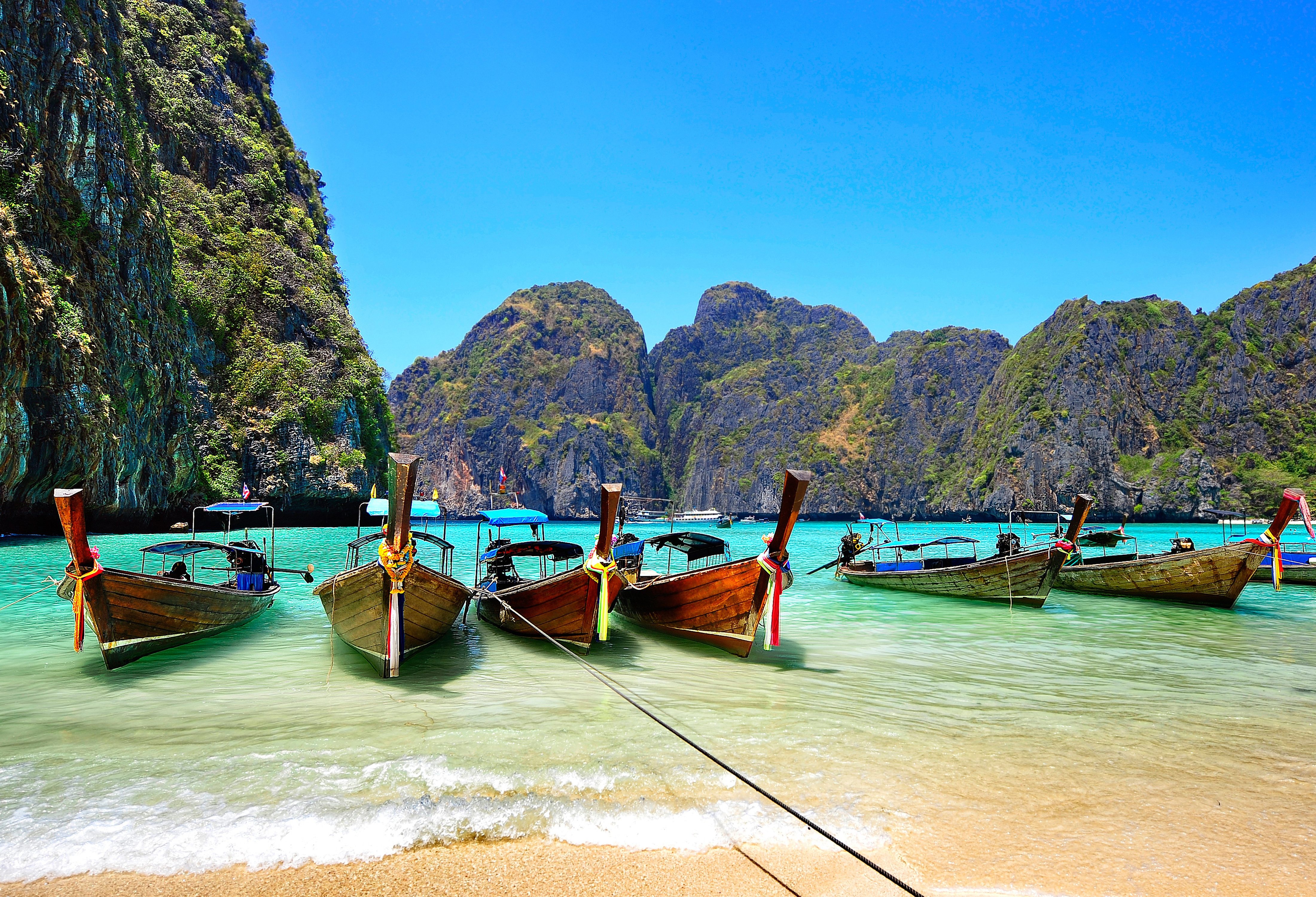 Longtailboten bij Maya Bay bij Koh Phi Phi, Thailand