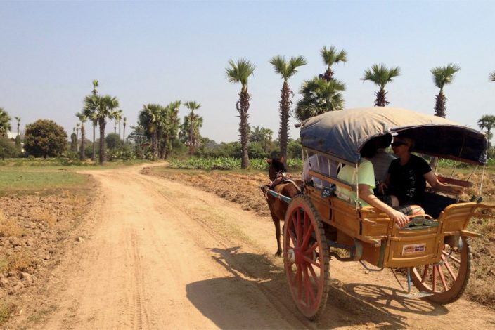 Rondrit met paard en wagen in Inwa vlakbij Mandalay