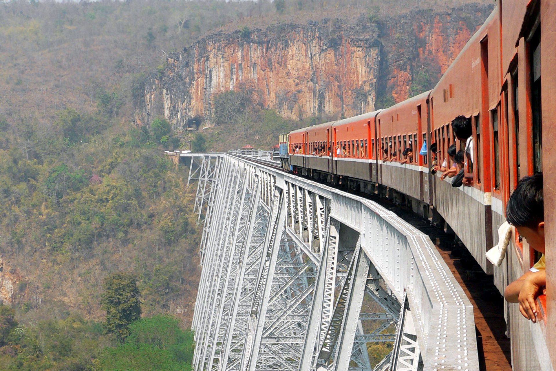 Trein van Pyin Oo Lwin naar Hsipaw over het Goteik viaduct