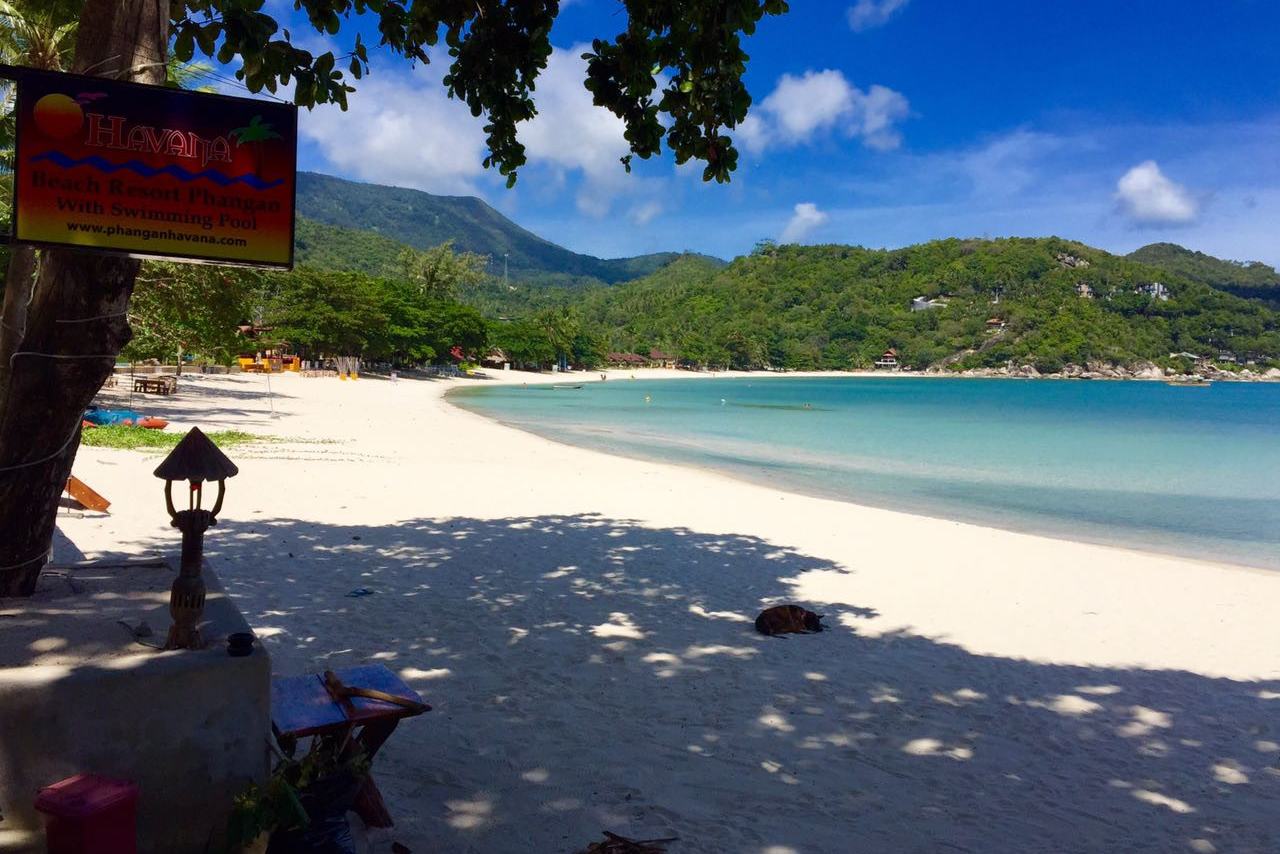 Strand bij het Havana Beach Resort op Koh Phangan, Thailand