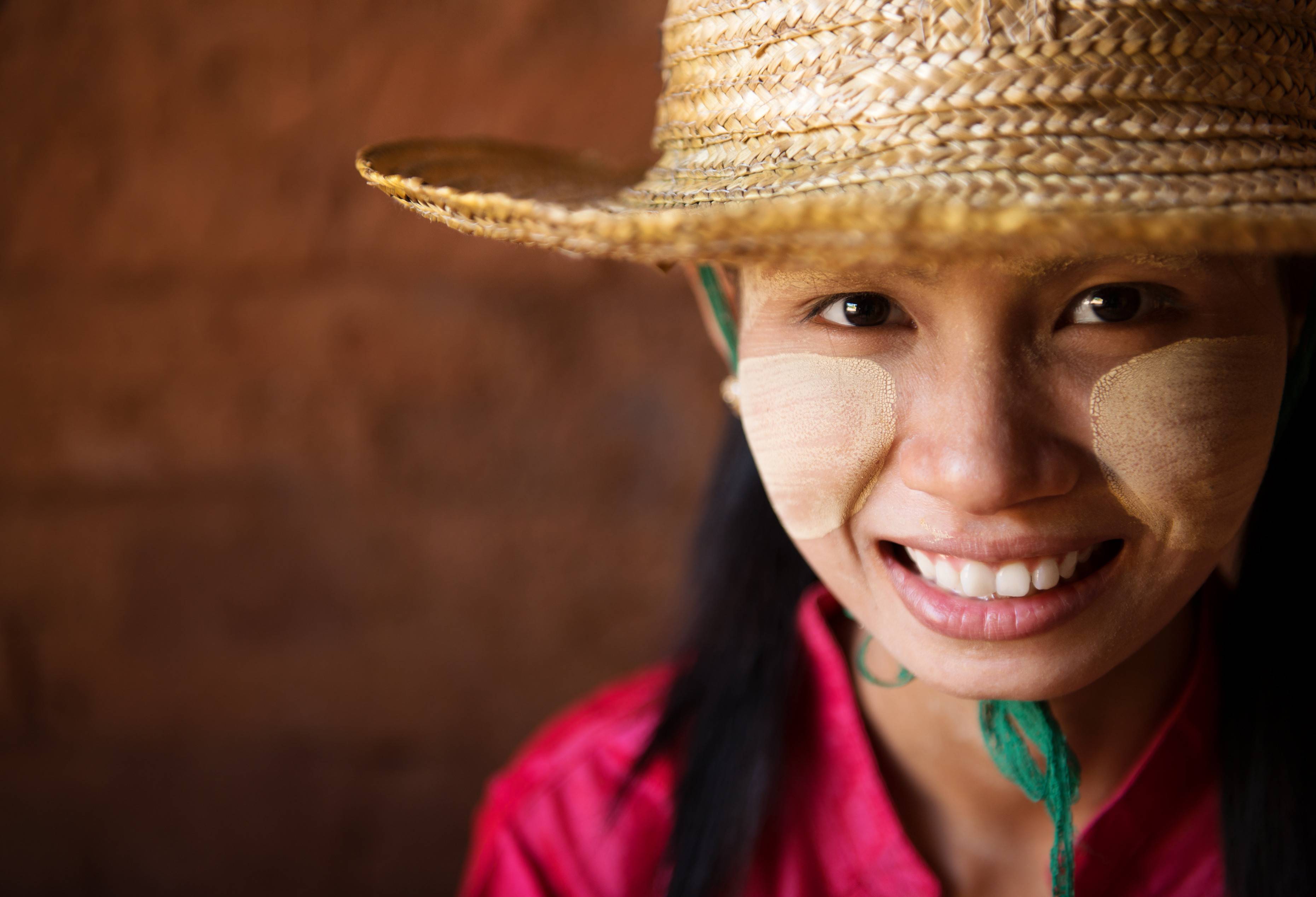 Birmese vrouw met Thanaka op het gezicht Myanmar