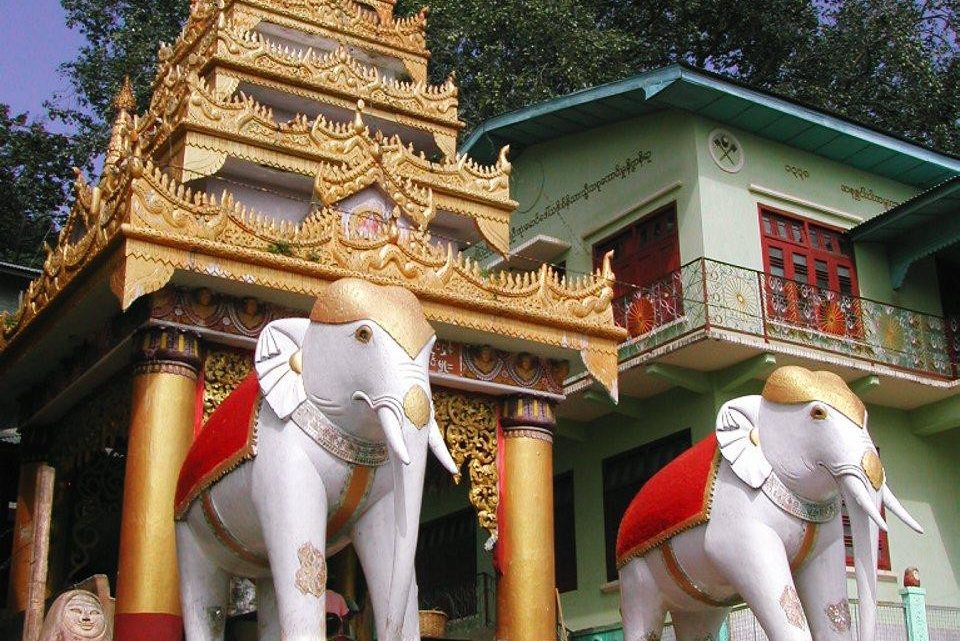 Entree tempel op Mount Popa Bagan Myanmar