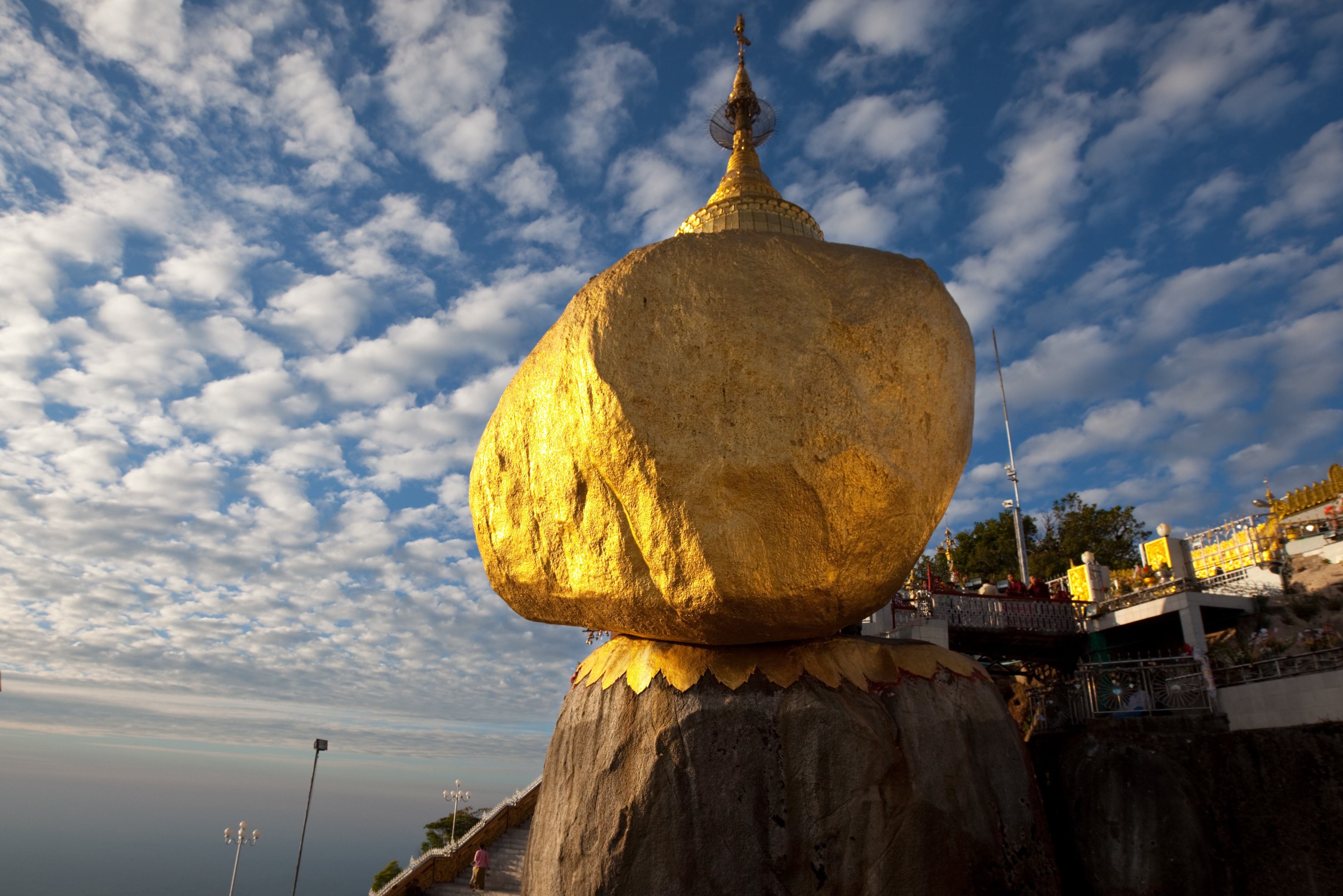 Gouden rots Mount Kyaikthiyo Bago Myanmar