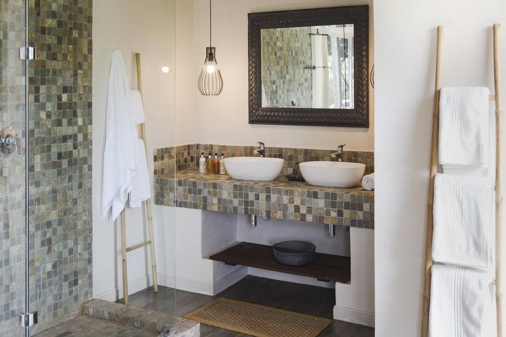 badkamer in simbavati river lodge in zuid afrika