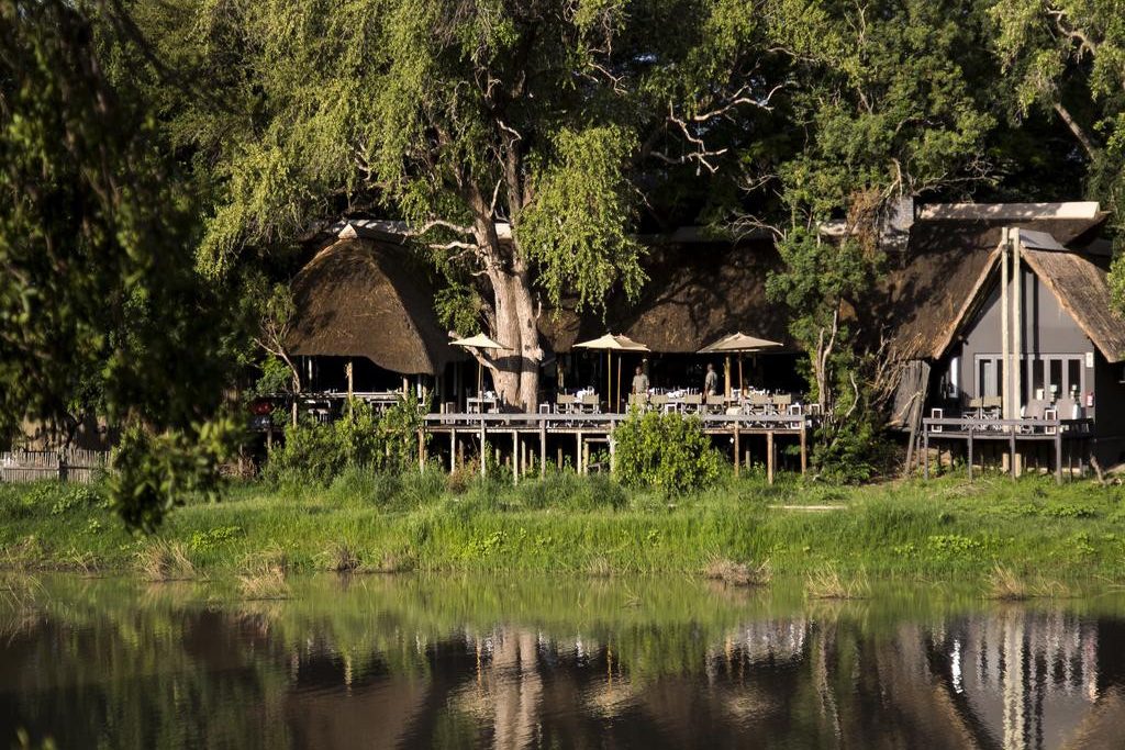 vanaf het water uitzicht van simbavati river lodge in zuid afrika