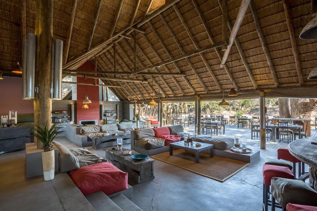 lobby van simbavati river lodge in zuid afrika