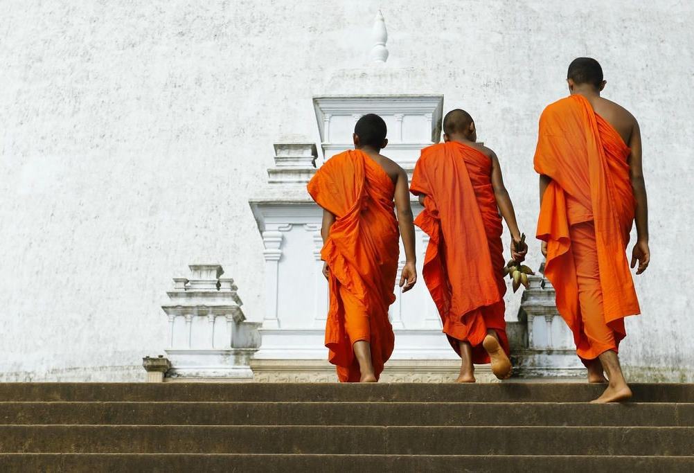 Monniken bij Anuradhapura in Sri Lanka