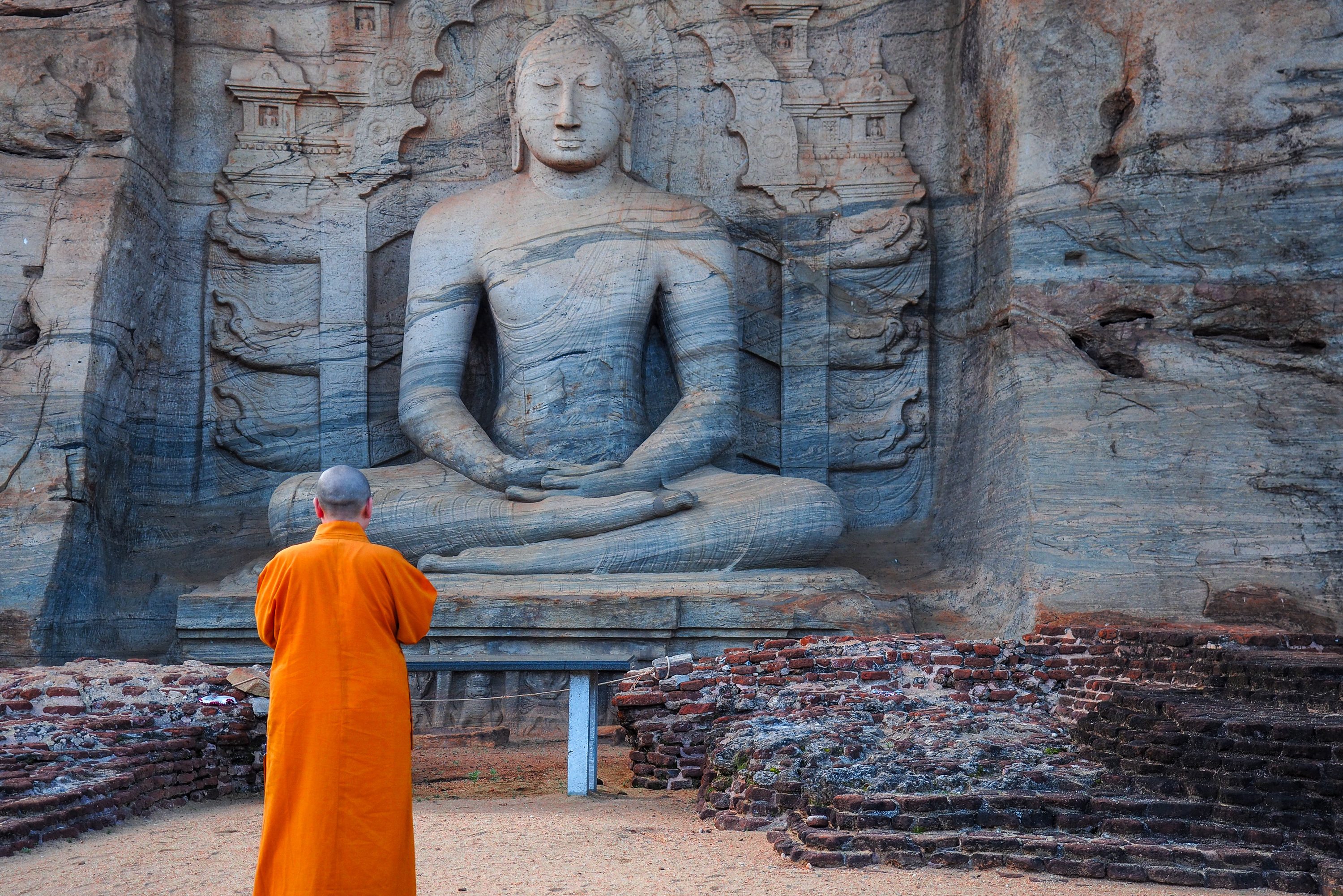 Monnik in Polonaruwa in Sri Lanka