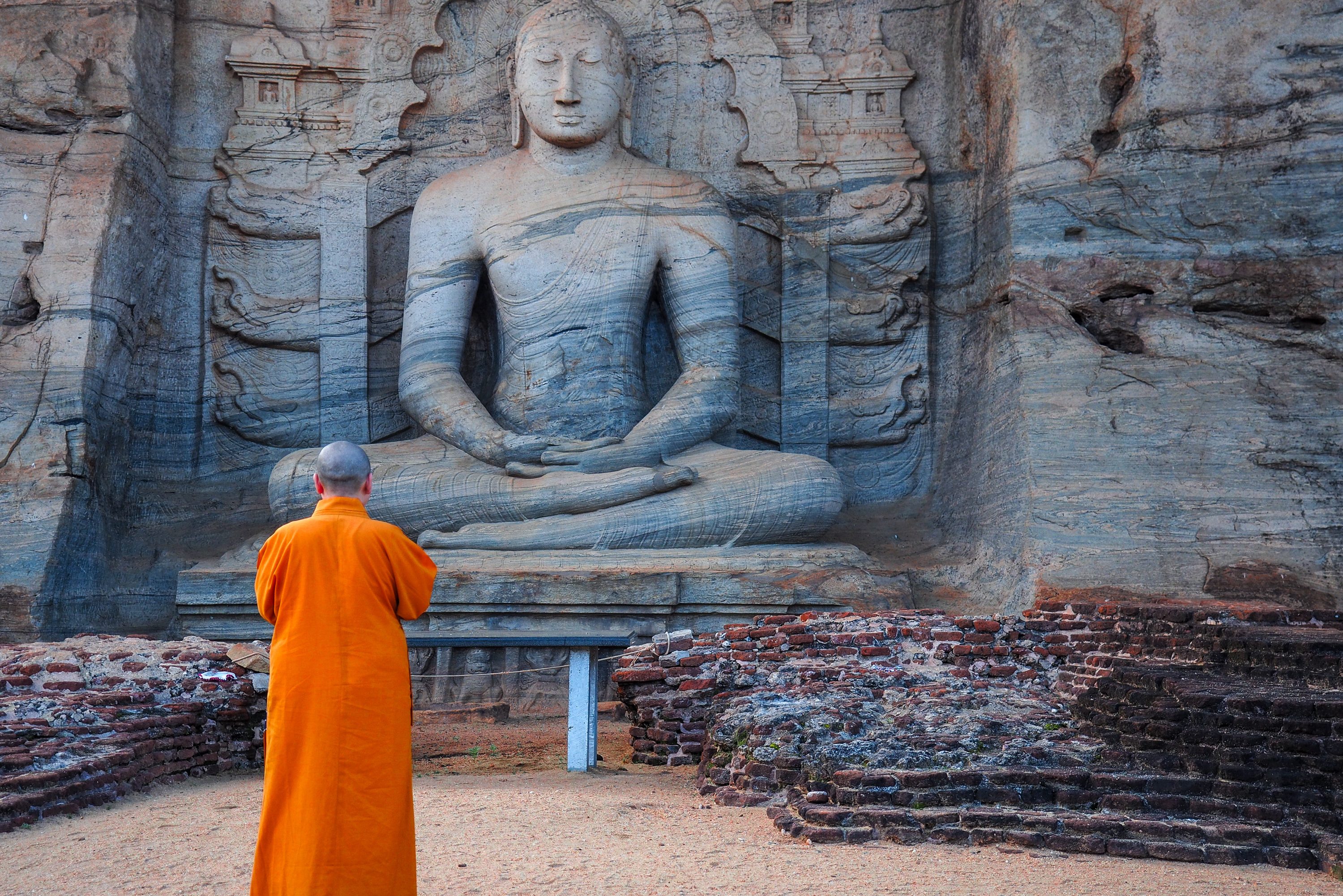 Monnik in Polonaruwa in Sri Lanka