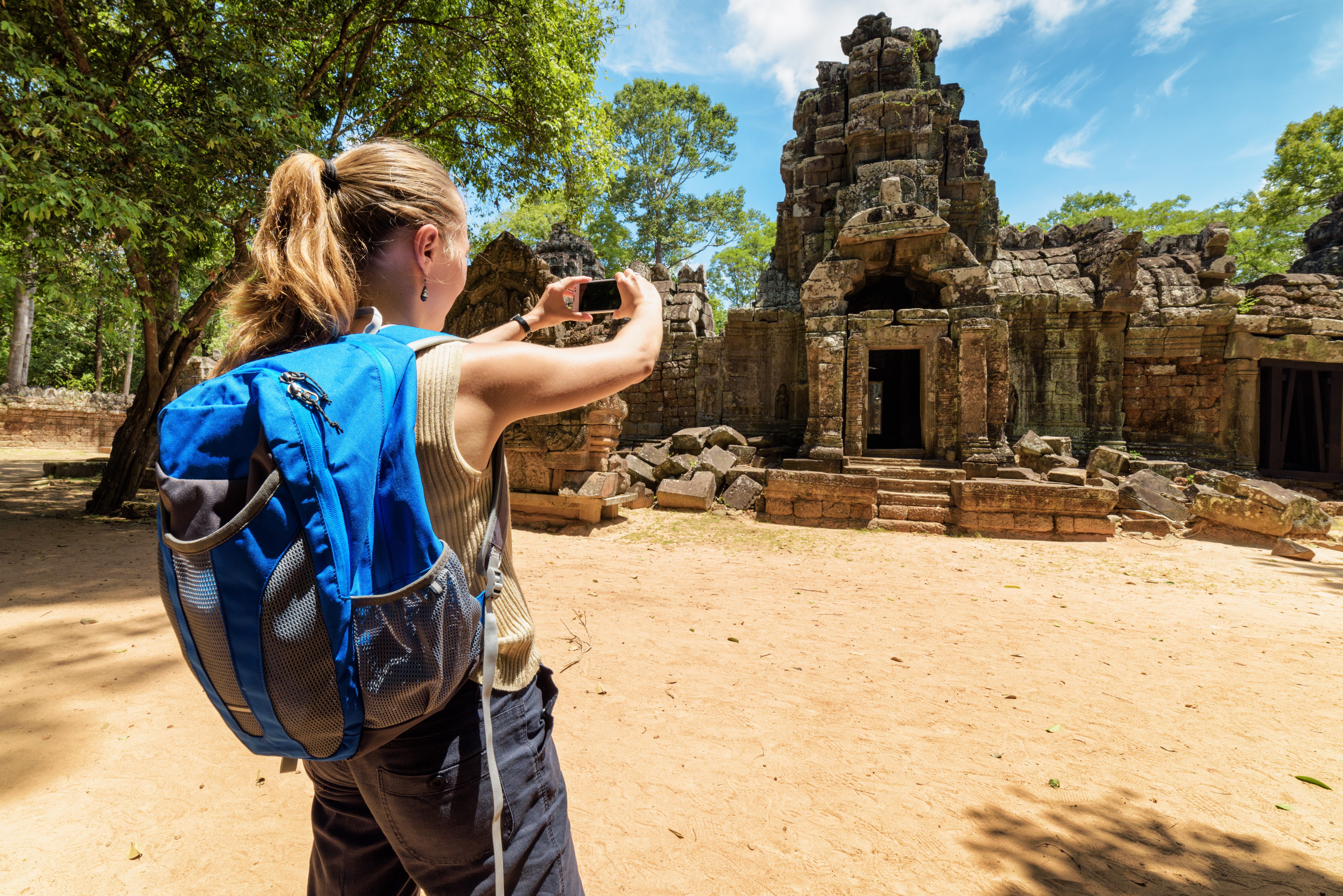 Toeriste maakt foto in het Angkor tempelcomplex in Cambodja
