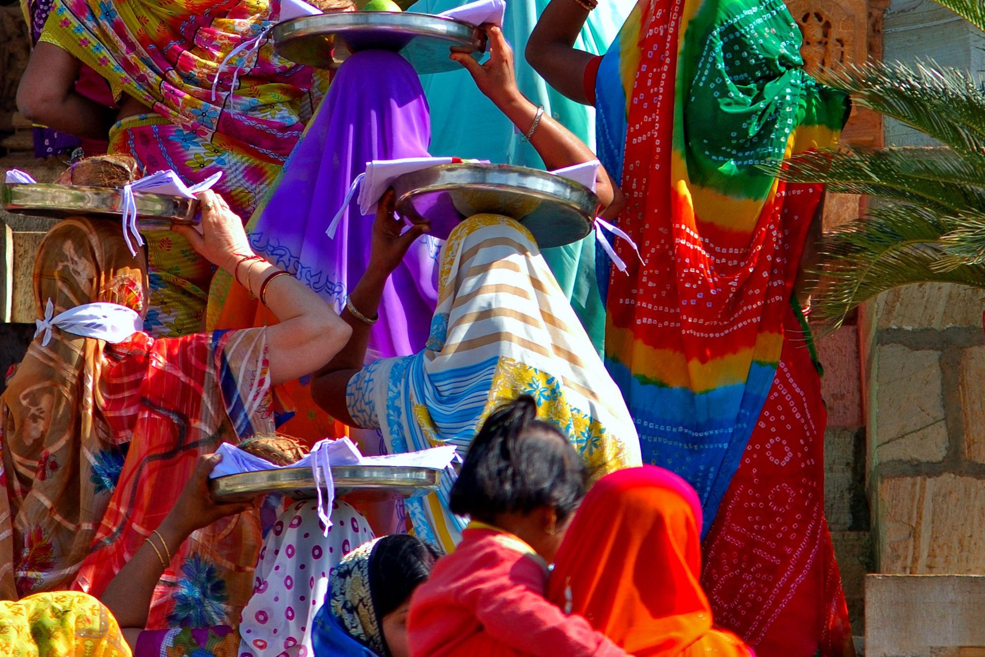 Vrouwen met gekleurde sari's in India