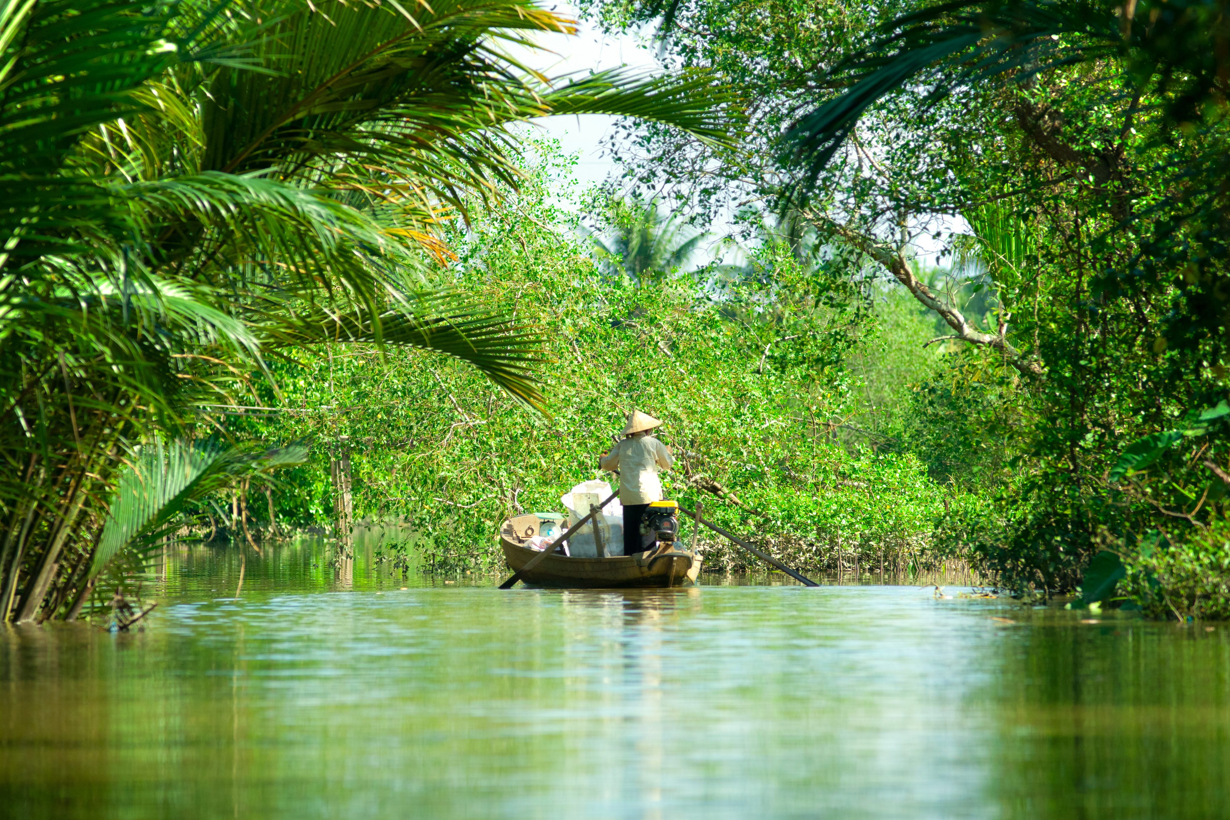 Varen door de kanaaltjes in de Mekong Delta in Vietnam
