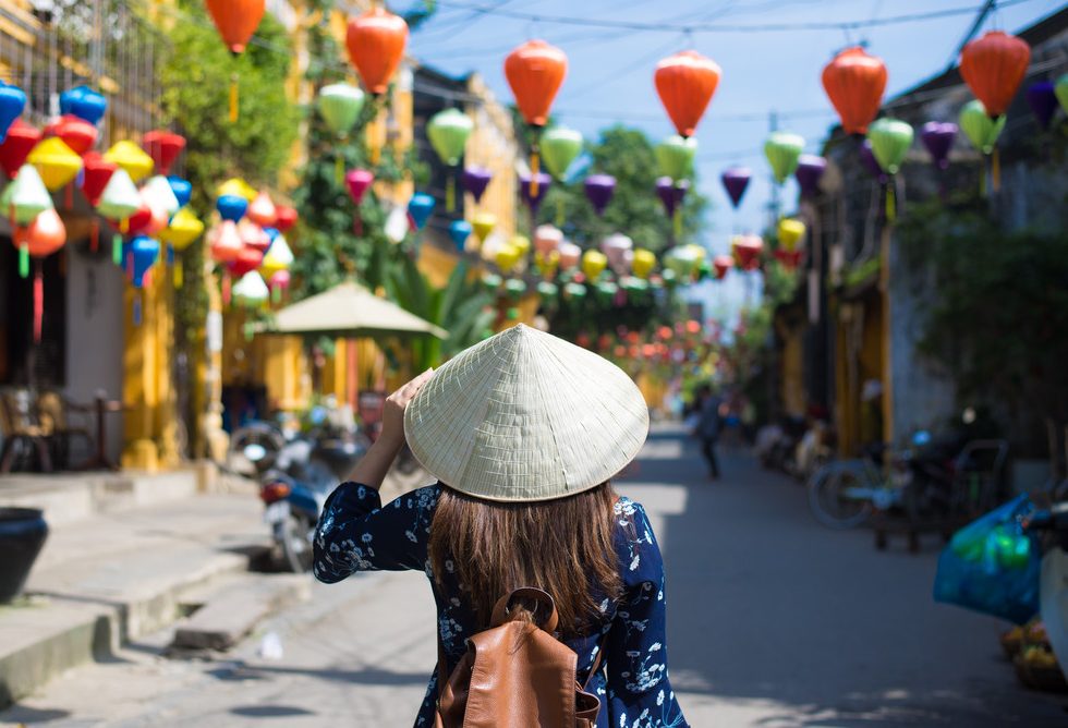 Wandelen door het oude centrum van Hoi An in Vietnam