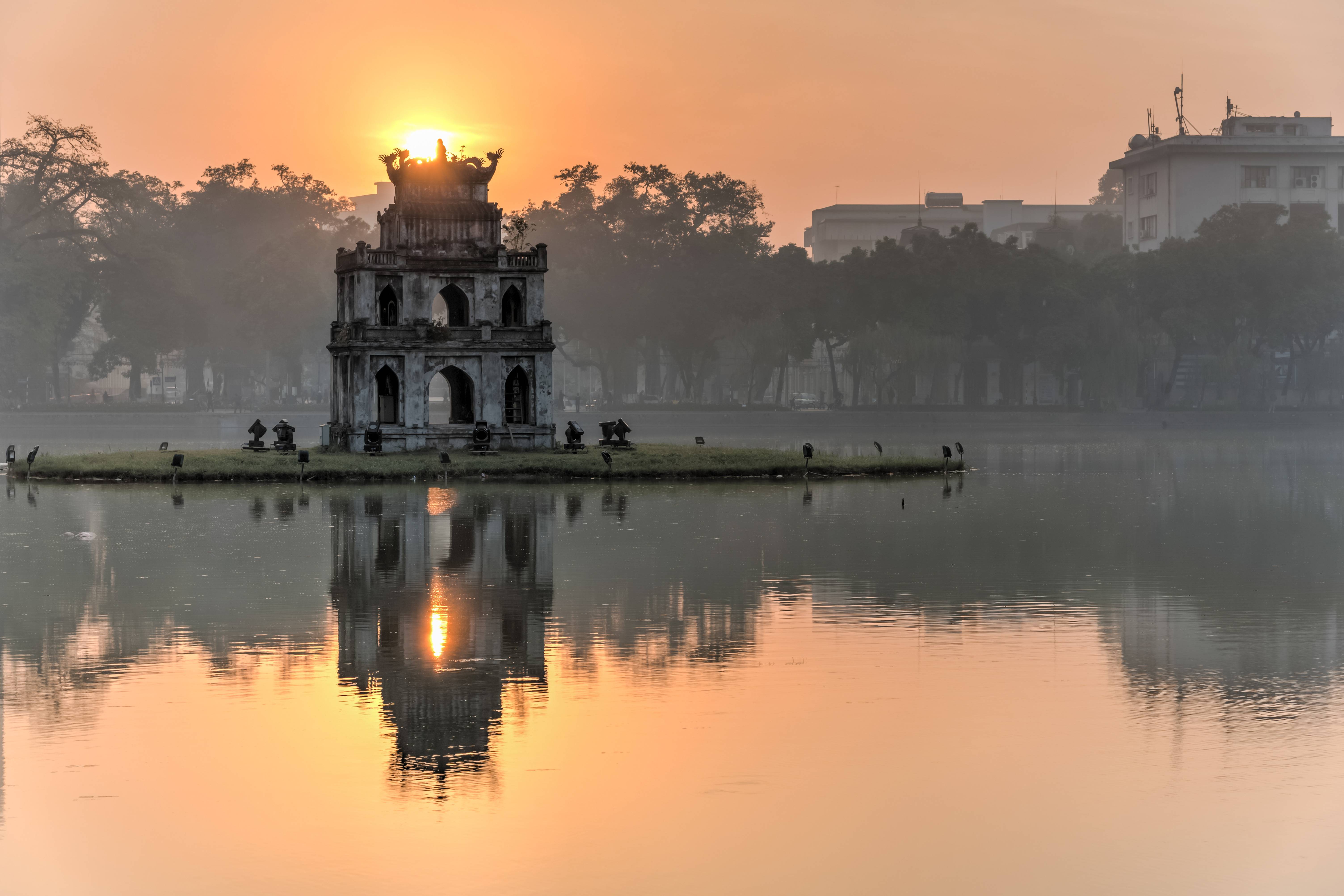 Zonsopkomst bij het Hoan Kiem Lake in Hanoi, Vietnam