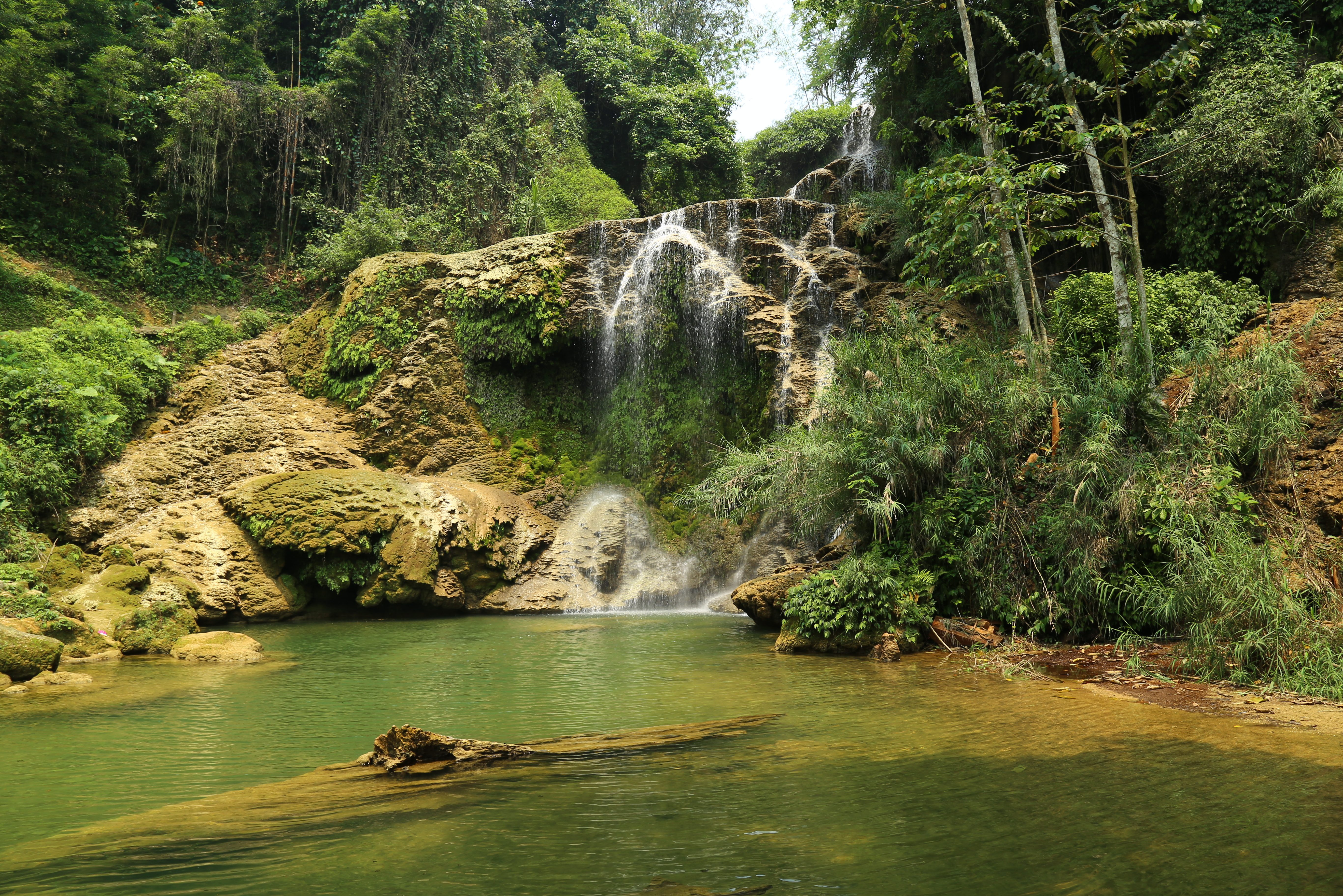 Suoi Mu waterval in Ngoc Son Ngo Luong Nature Reserve in Vietnam