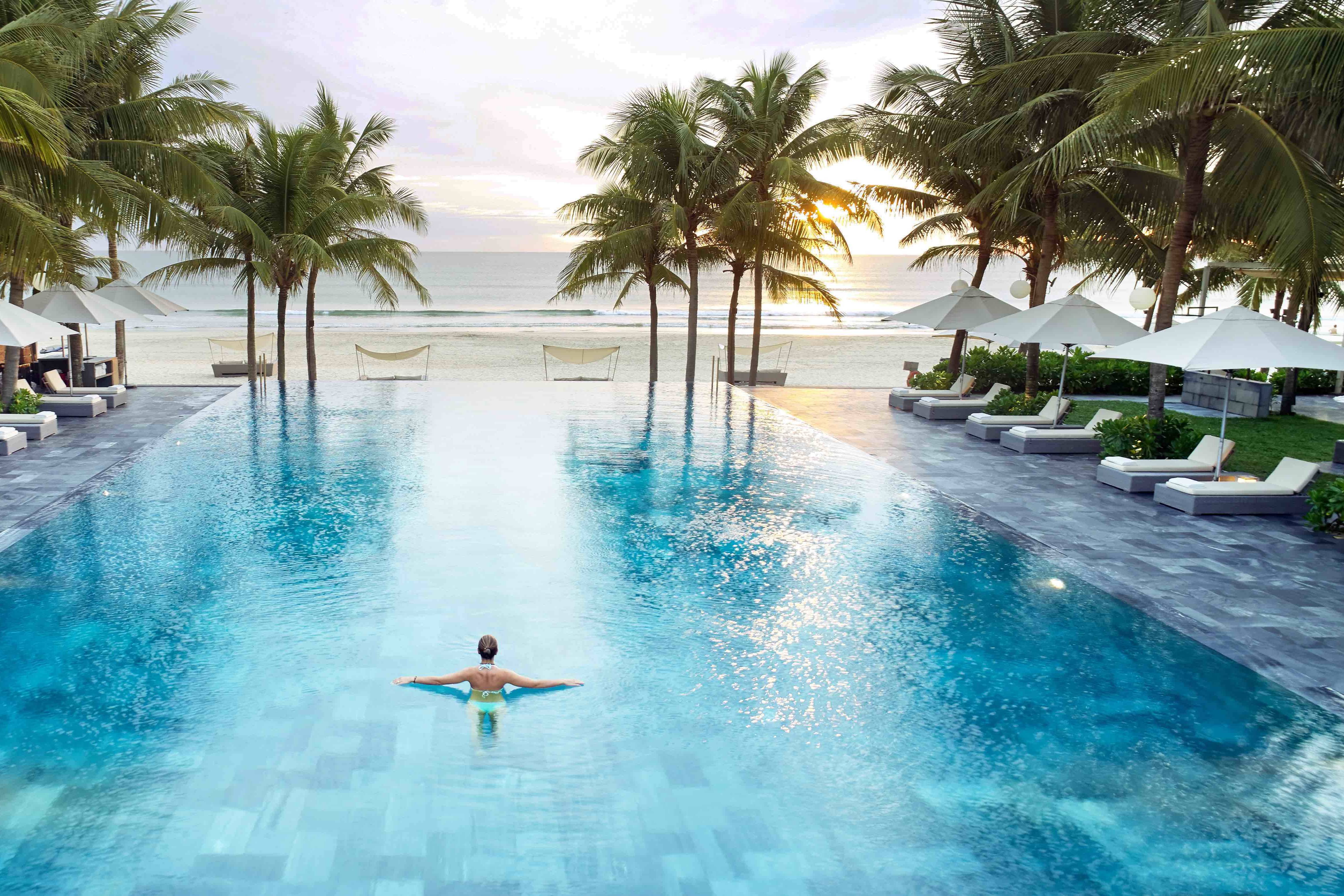 Het zwembad van het Fusion Maia Danang Resort in Vietnam