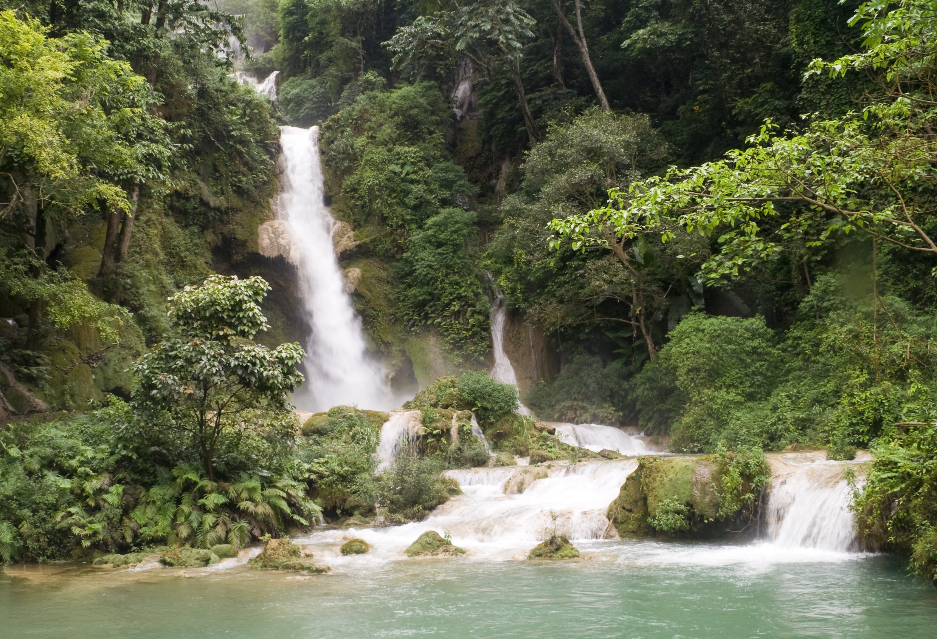 Waterval op het groene Bolaven plateau in Laos