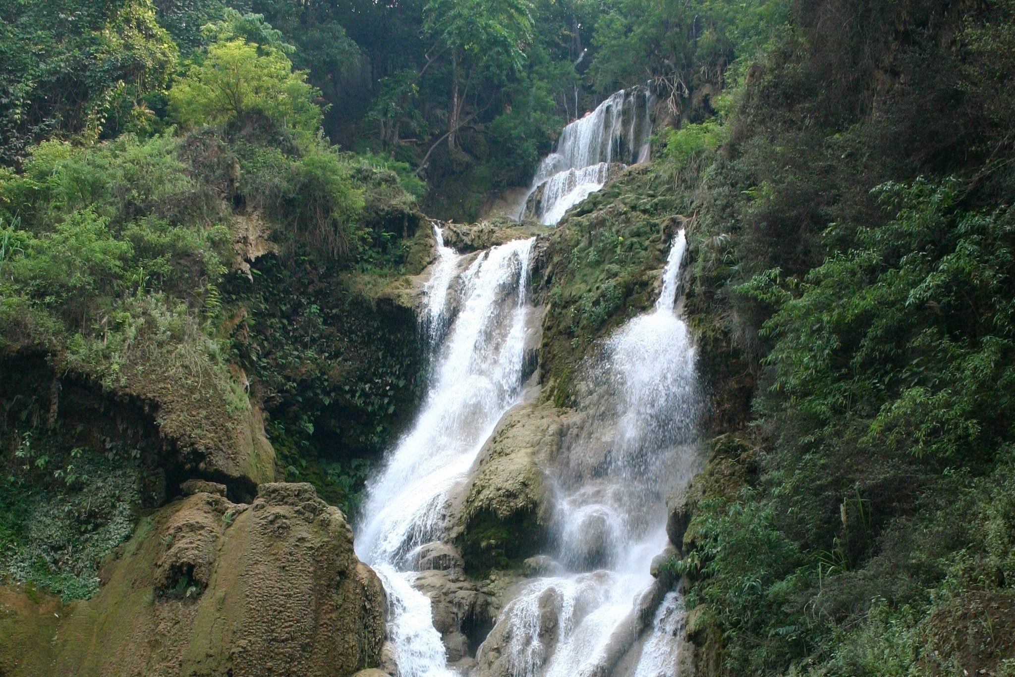 Waterval in de jungle van Laos