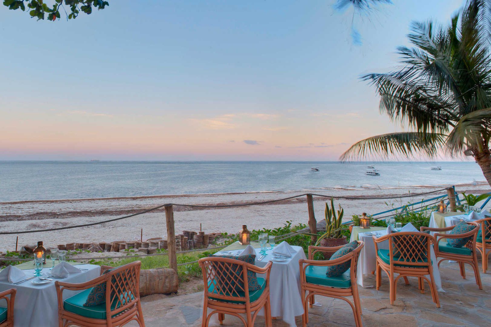 Strand van Bamburi Beach bij het Sarova Whitesands Beach Resort in Kenia